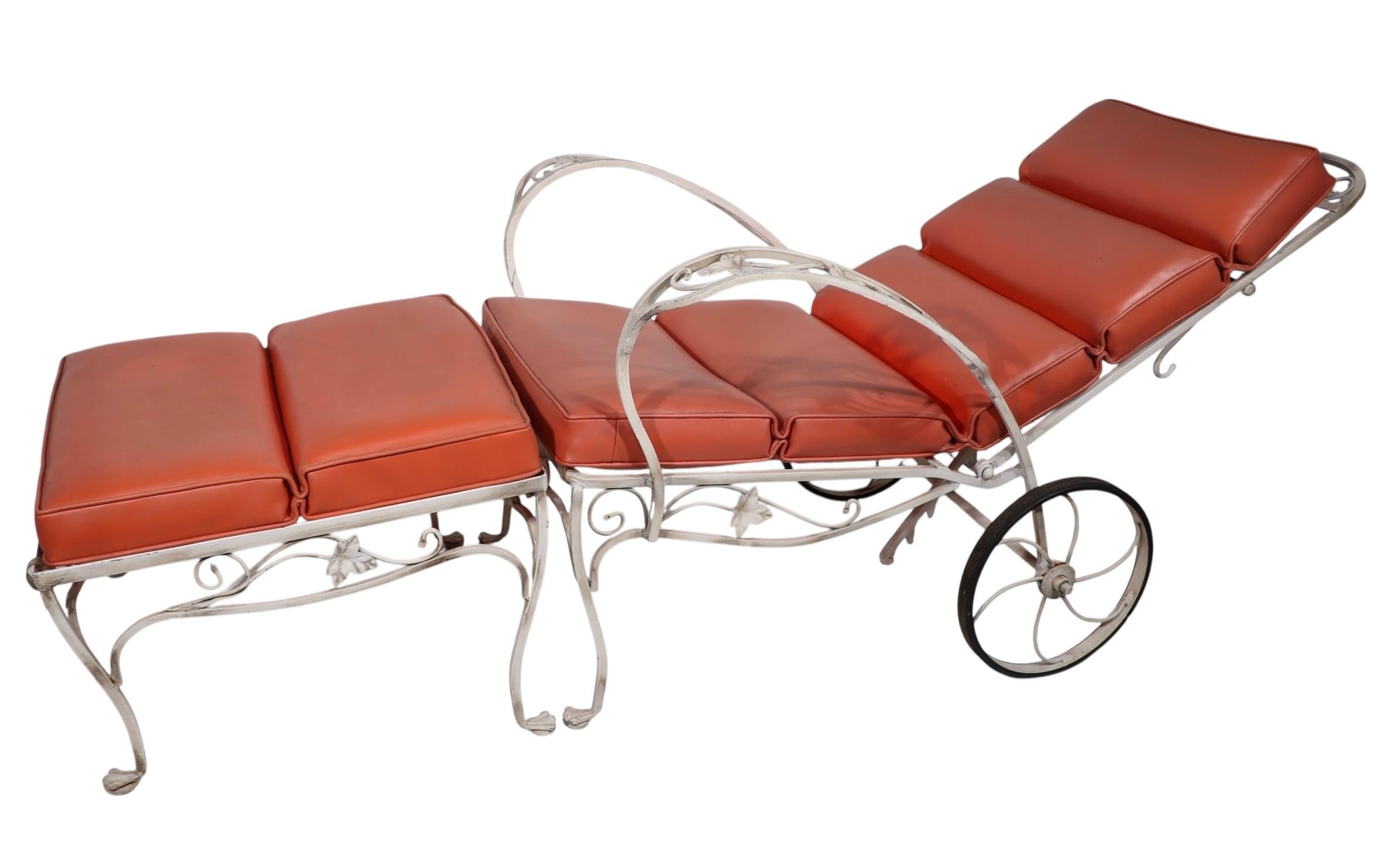 Chaise en fer forgé Salterini Mt. Vernon  Chaise à roulettes avec pouf assorti en vente 5