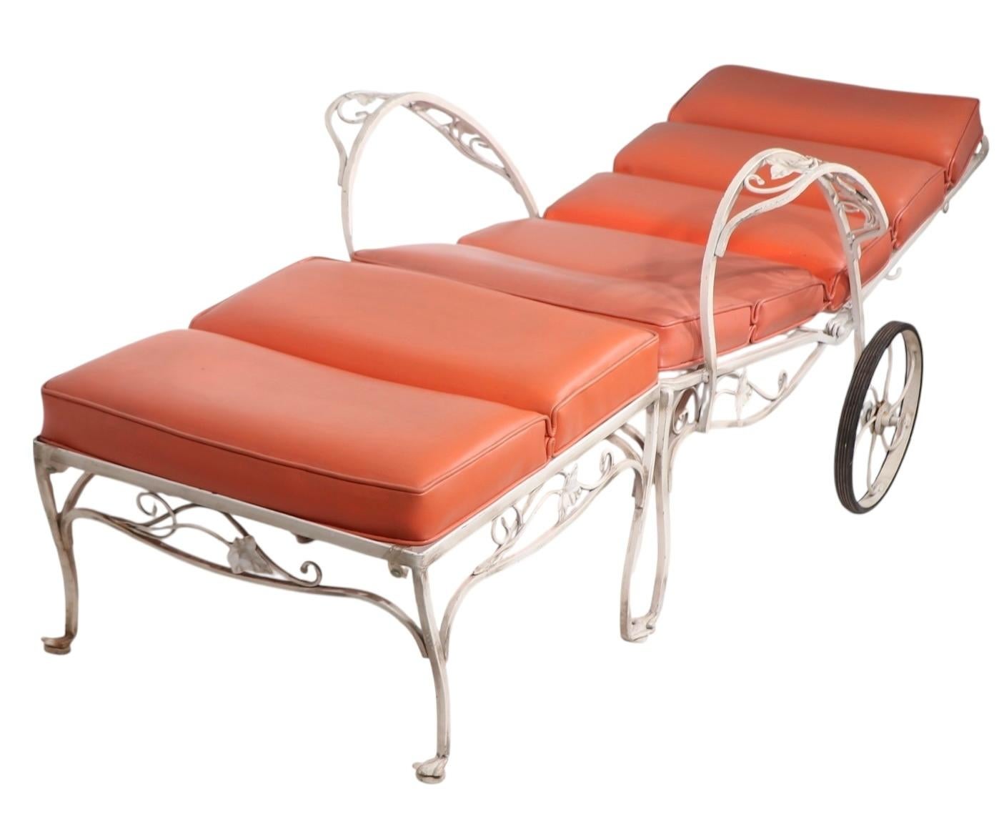Chaise en fer forgé Salterini Mt. Vernon  Chaise à roulettes avec pouf assorti en vente 8