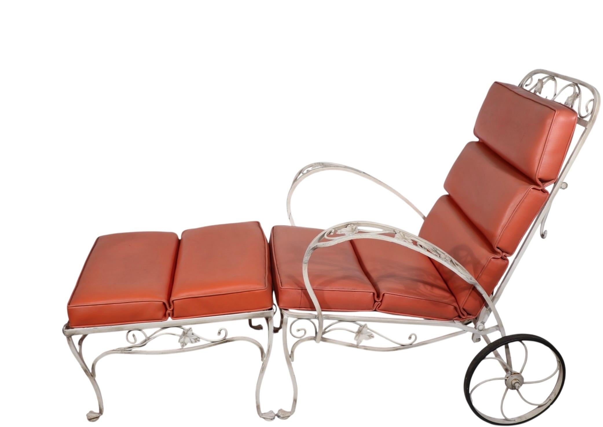 Hollywood Regency Chaise en fer forgé Salterini Mt. Vernon  Chaise à roulettes avec pouf assorti en vente