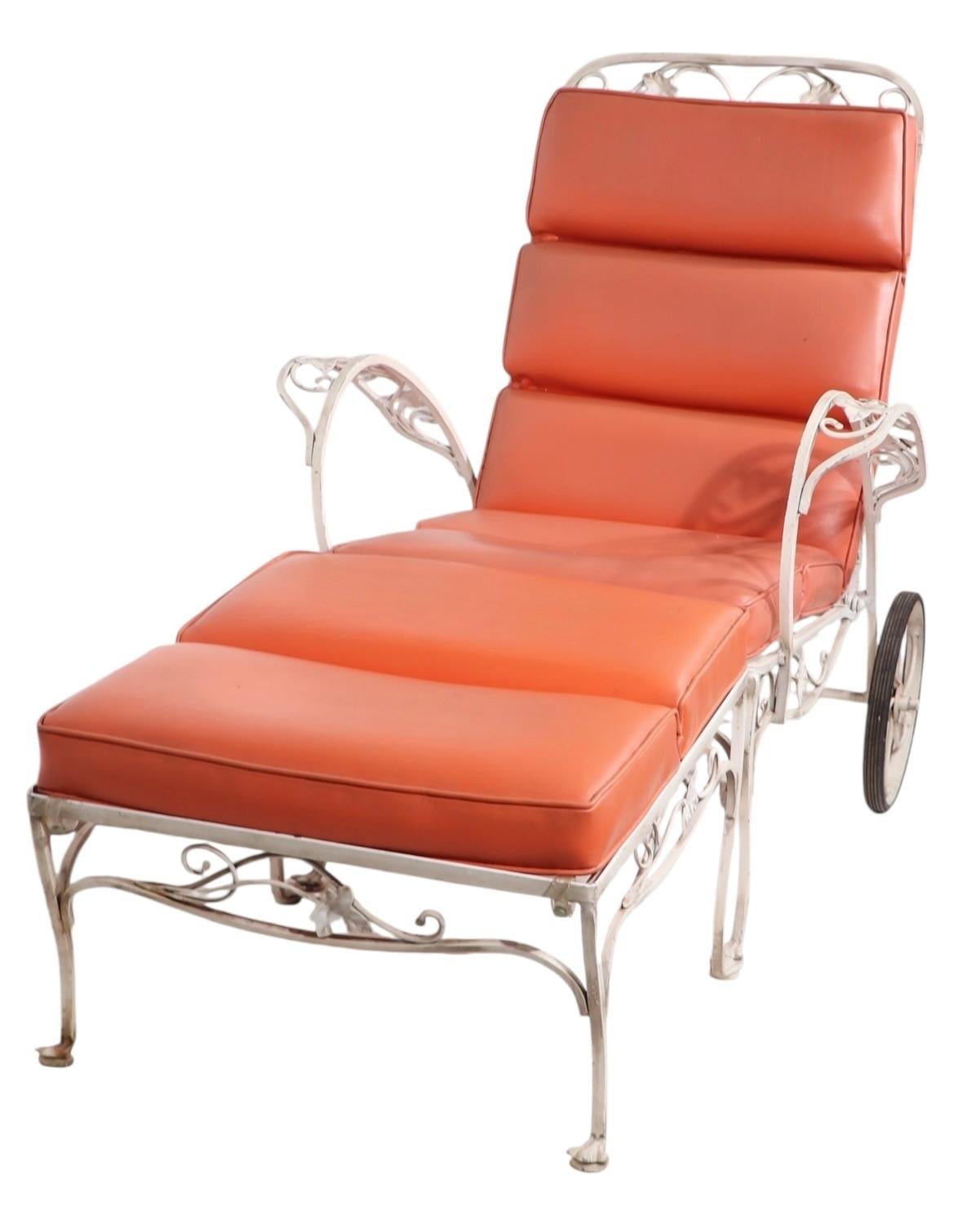 Américain Chaise en fer forgé Salterini Mt. Vernon  Chaise à roulettes avec pouf assorti en vente