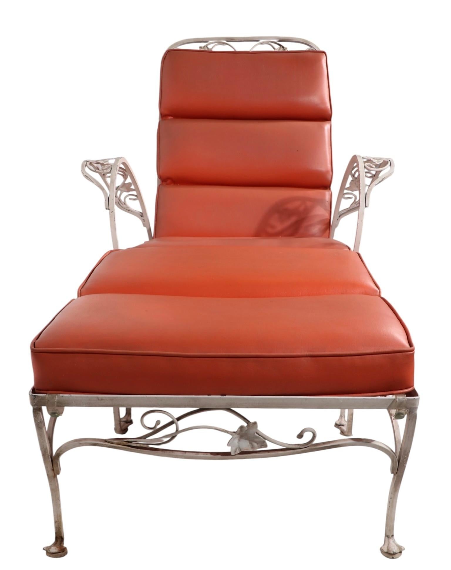 20ième siècle Chaise en fer forgé Salterini Mt. Vernon  Chaise à roulettes avec pouf assorti en vente