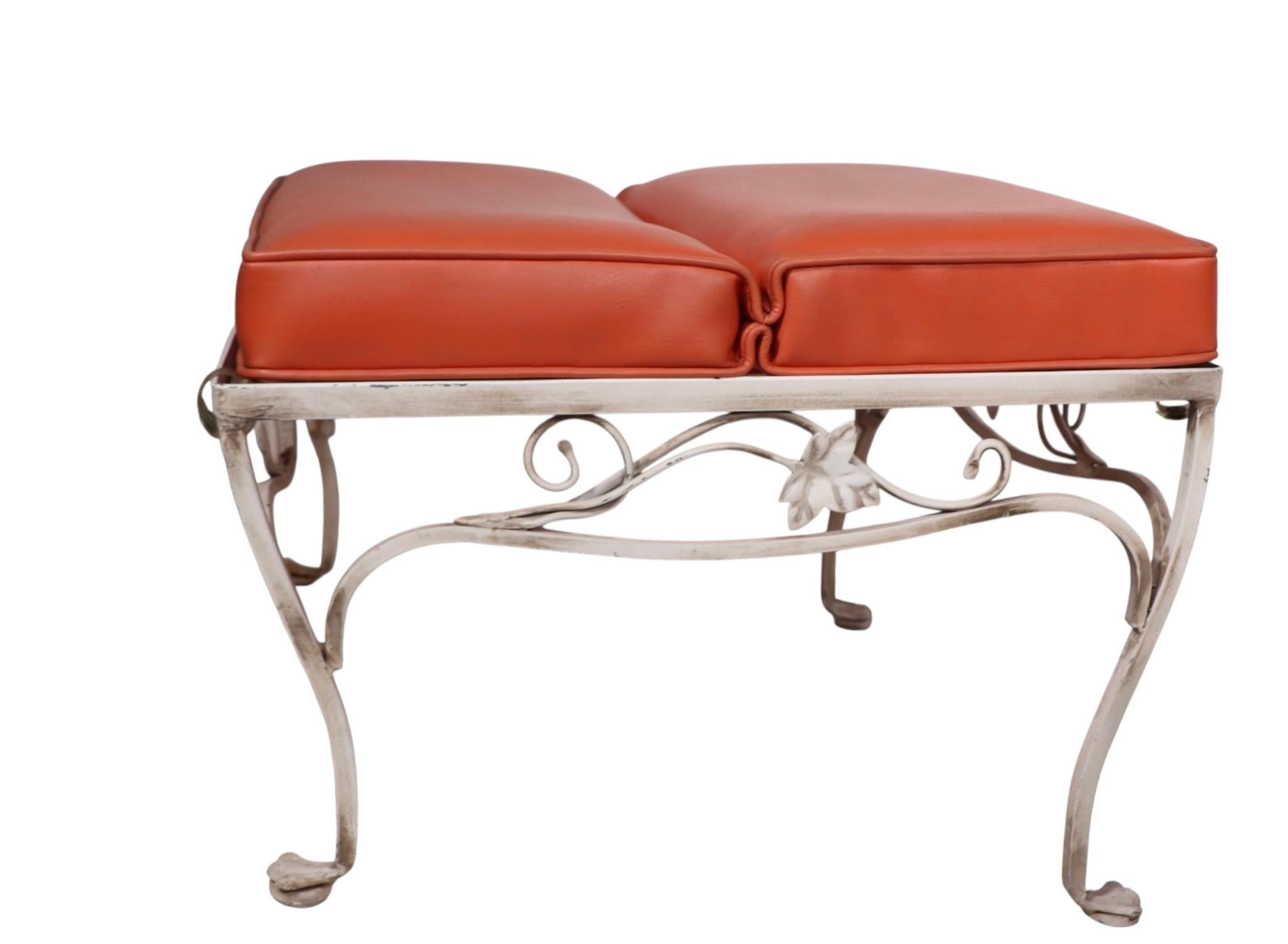 Tissu d'ameublement Chaise en fer forgé Salterini Mt. Vernon  Chaise à roulettes avec pouf assorti en vente