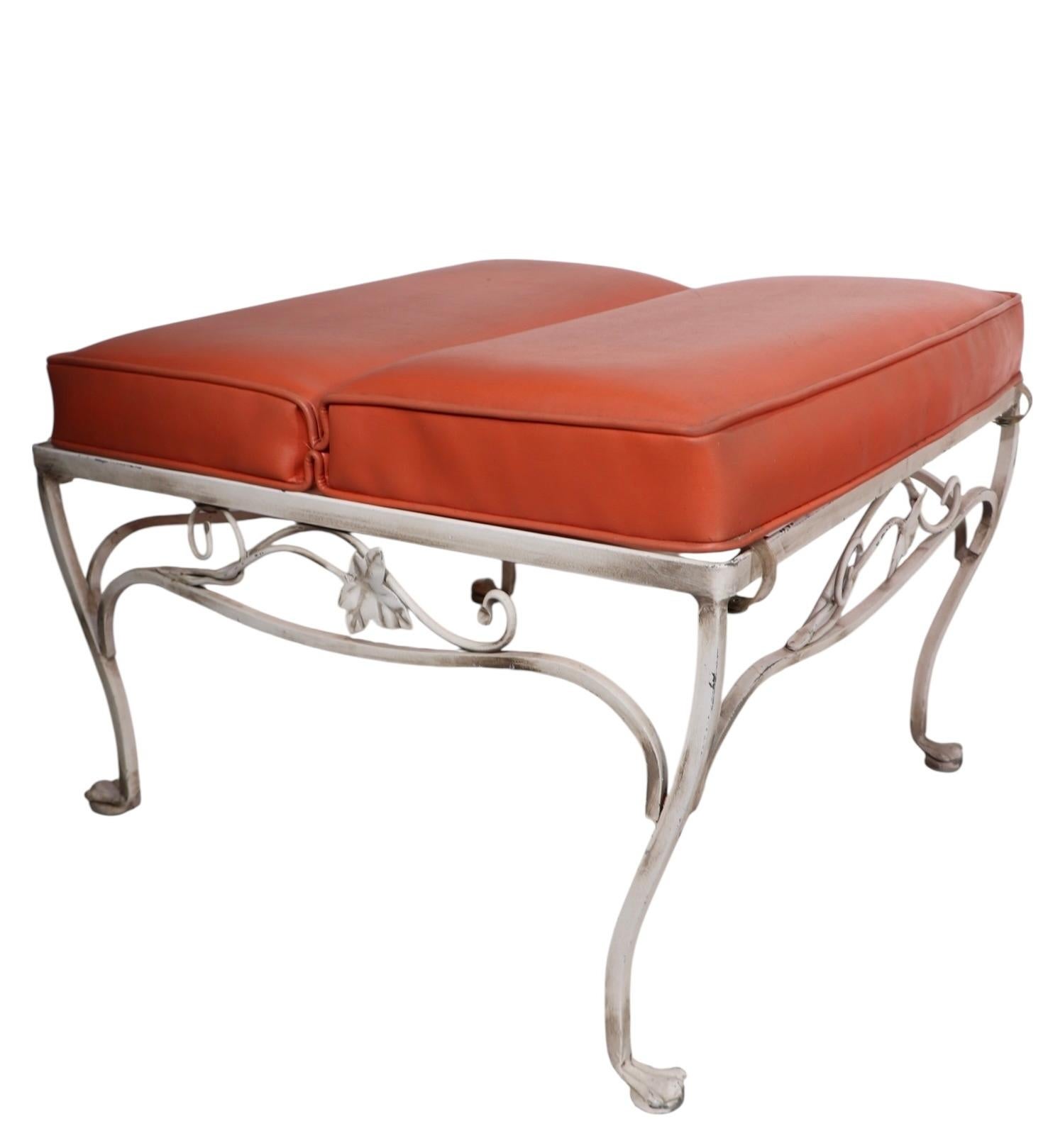Chaise en fer forgé Salterini Mt. Vernon  Chaise à roulettes avec pouf assorti en vente 1