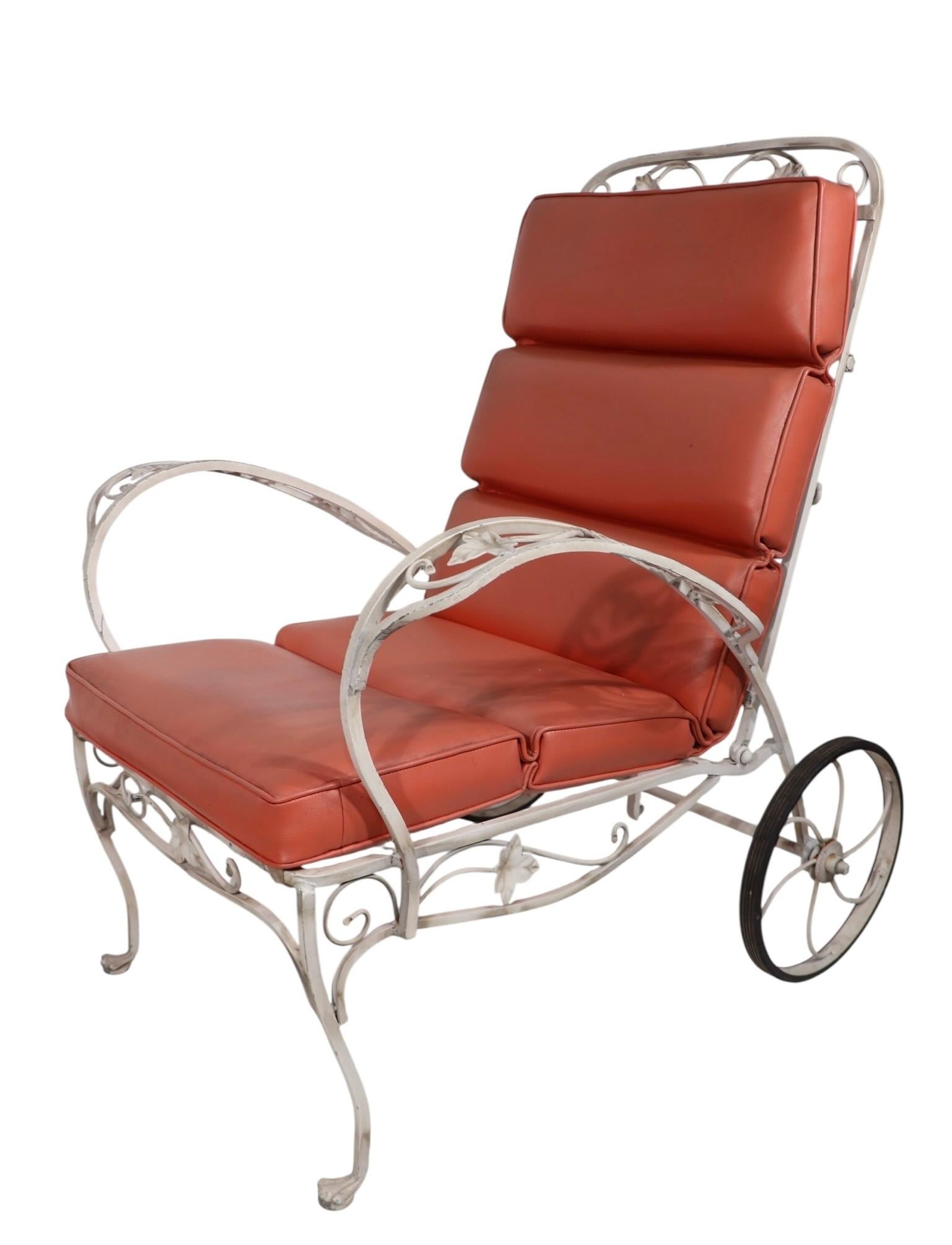 Chaise en fer forgé Salterini Mt. Vernon  Chaise à roulettes avec pouf assorti en vente 2