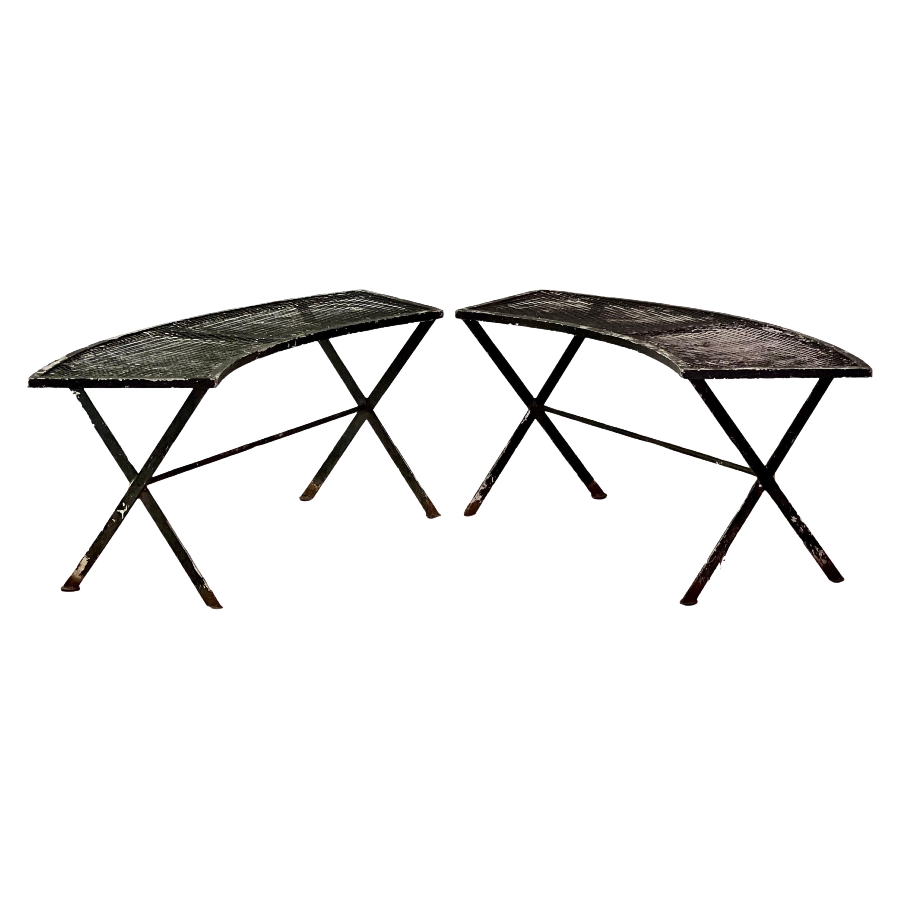 Salterini Paar geschwungene schmiedeeiserne Garten- und Terrassenbänke im Angebot