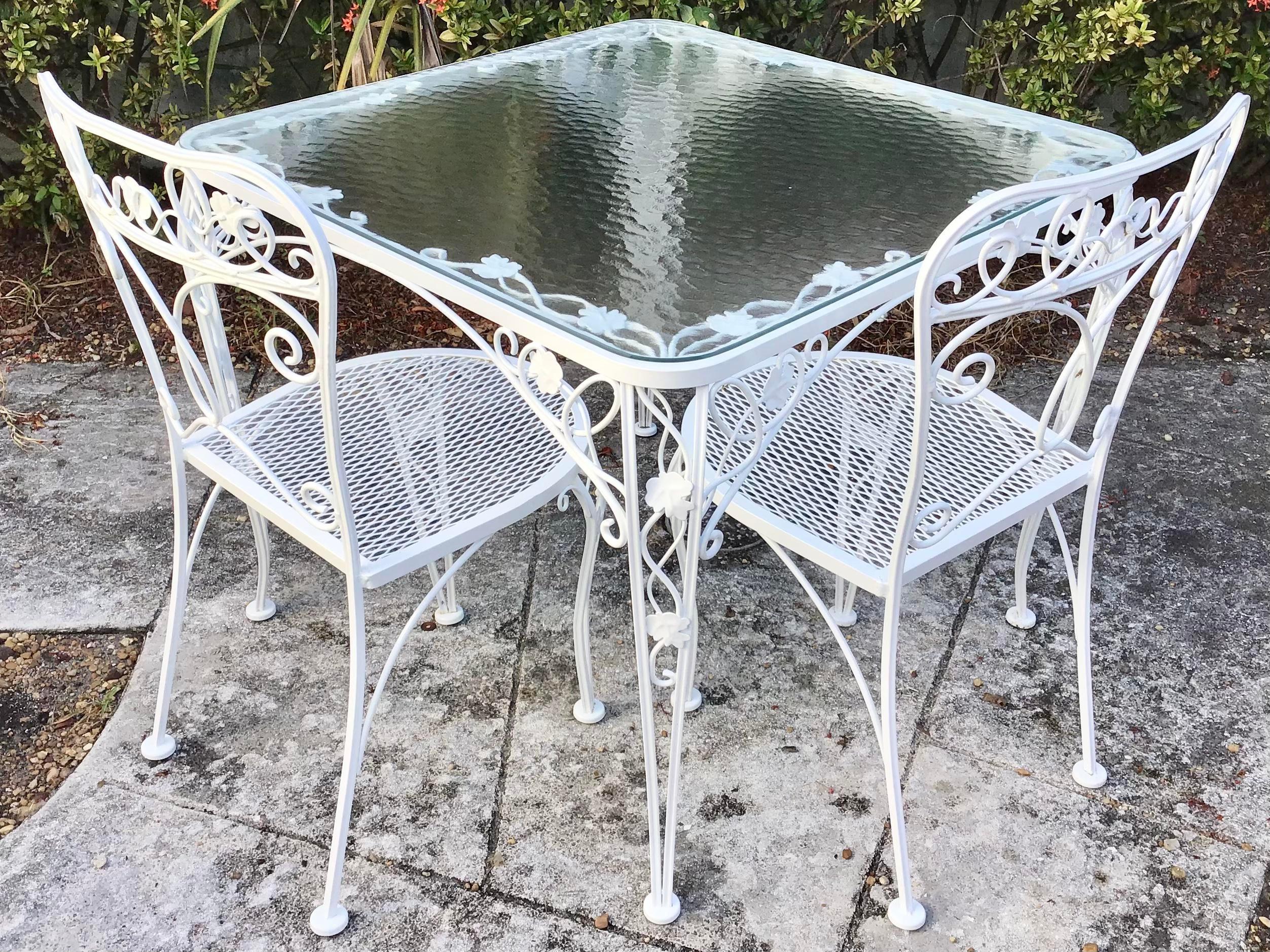 Fabulous salterini patio dining table and pair of chairs freshly lacquered in white with a glass top. This is sold as a set of 3. Add it to your outdoor garden or by the pool.

Additional dimensions:

-Table: 35