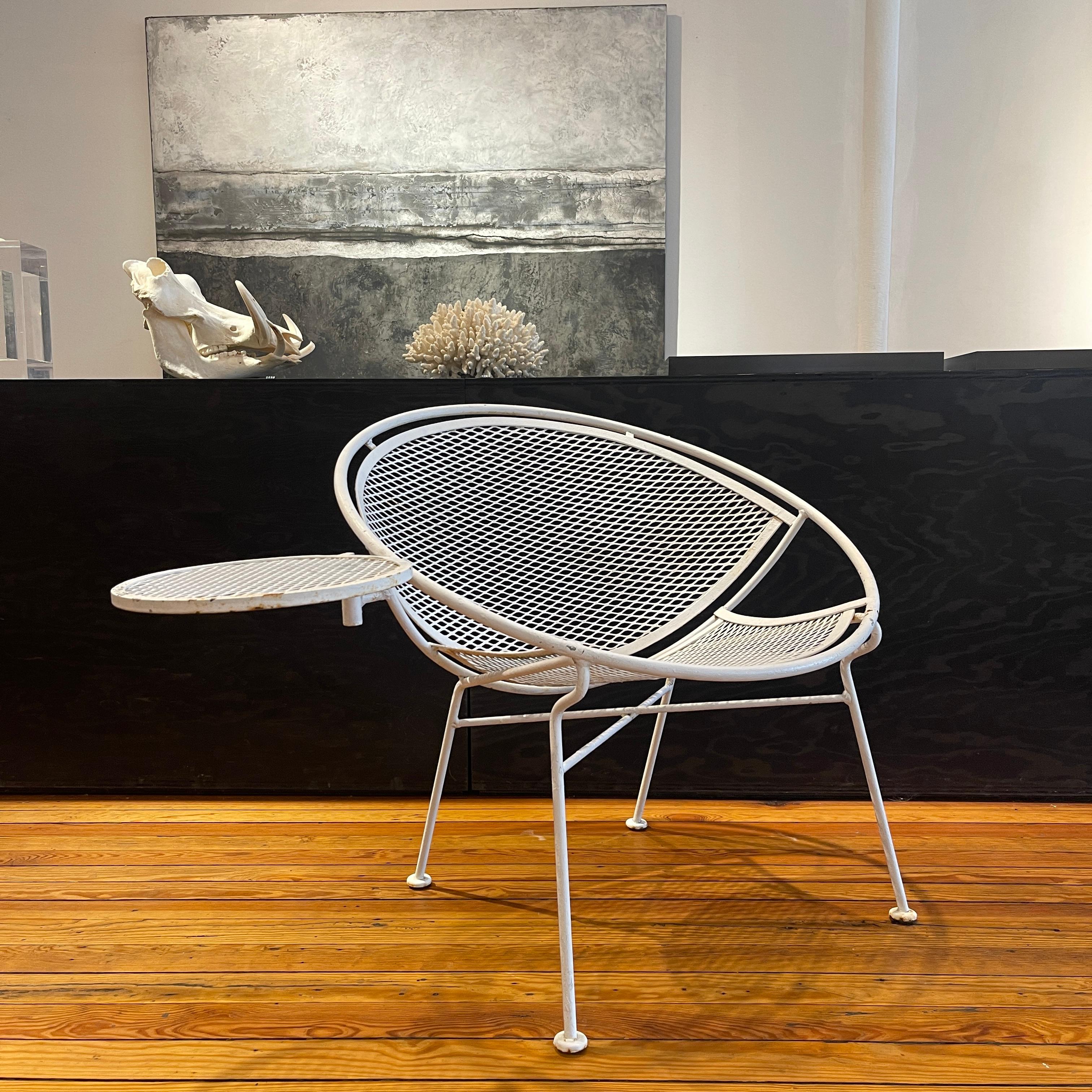 Wrought iron patio lounge chair with rare detachable drink table in original condition, designed by Maurizio Tempestini for Salterini, c.1960, USA. 
