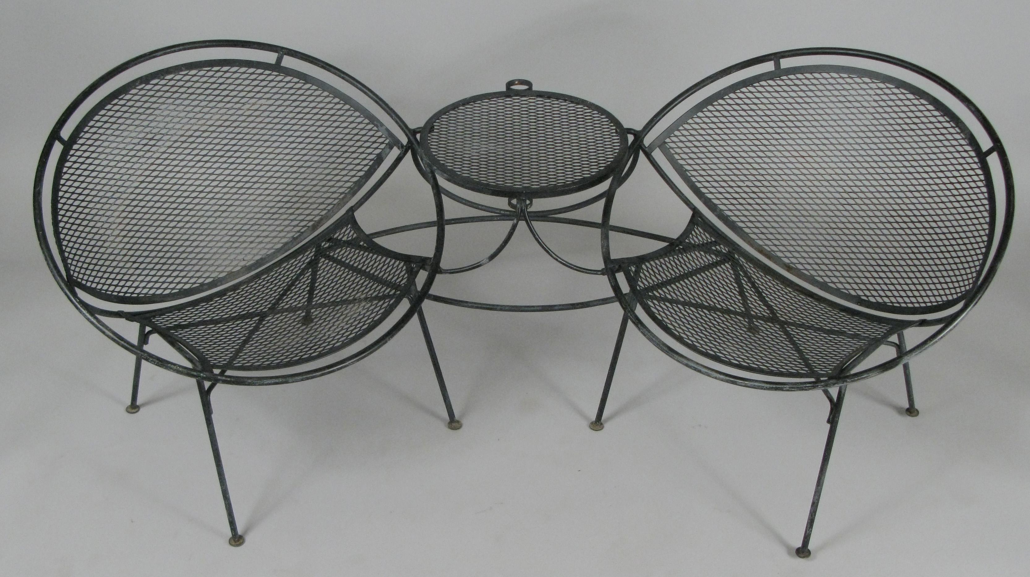 A fantastic wrought iron 'tête-à-tête' settee lounge from Salterini's Radar collection, designed by Maurizio Tempestini, circa 1950. Very comfortable and stylish, the two lounge chairs are connected by a table between, which also incorporates an