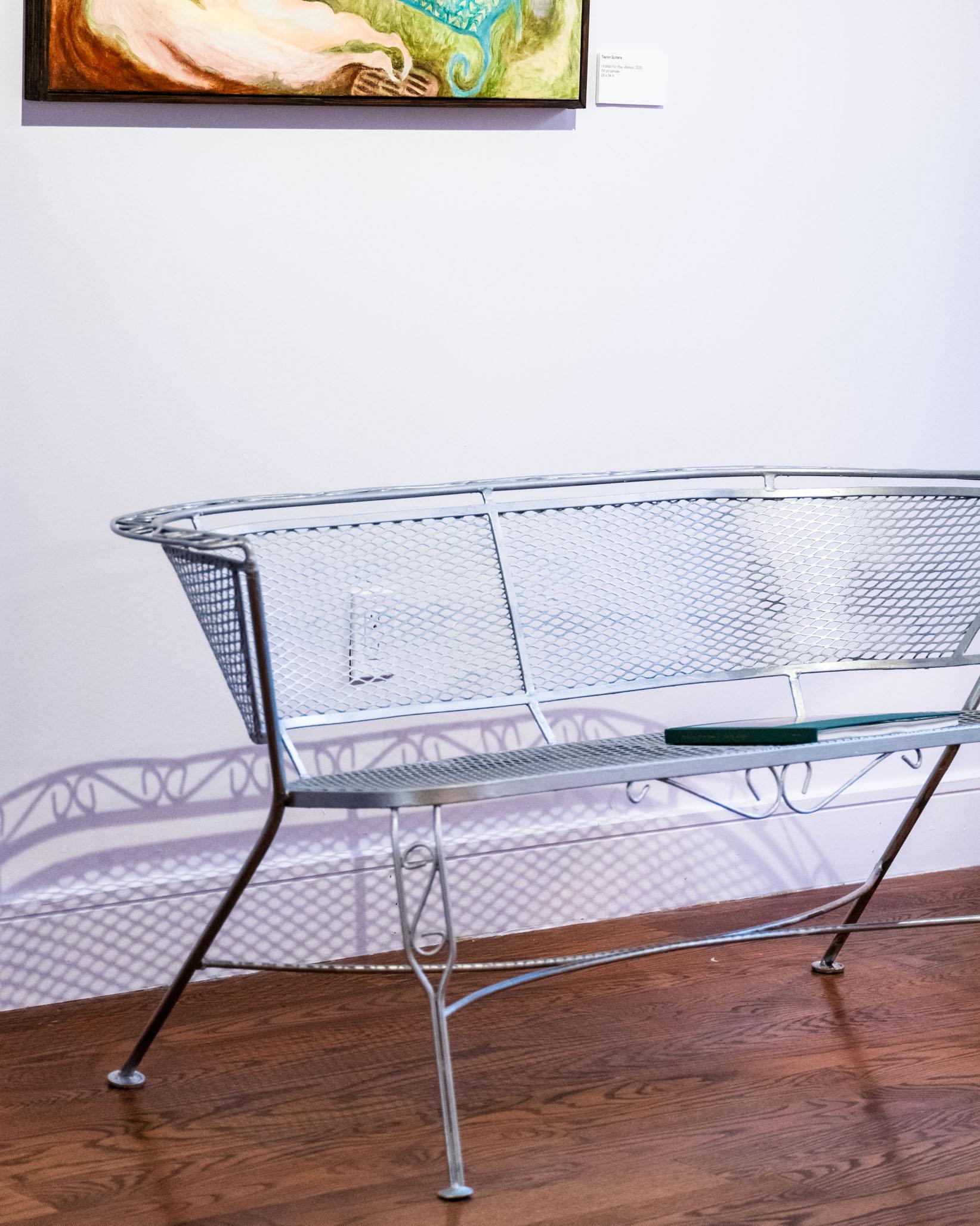 Este loveseat Salterini vintage de los años 60 presenta elegantes curvas, herrajes calados y una robusta artesanía de mediados de siglo. Recientemente repintada en plata, es una pieza llamativa para el jardín, el patio o junto a la piscina: