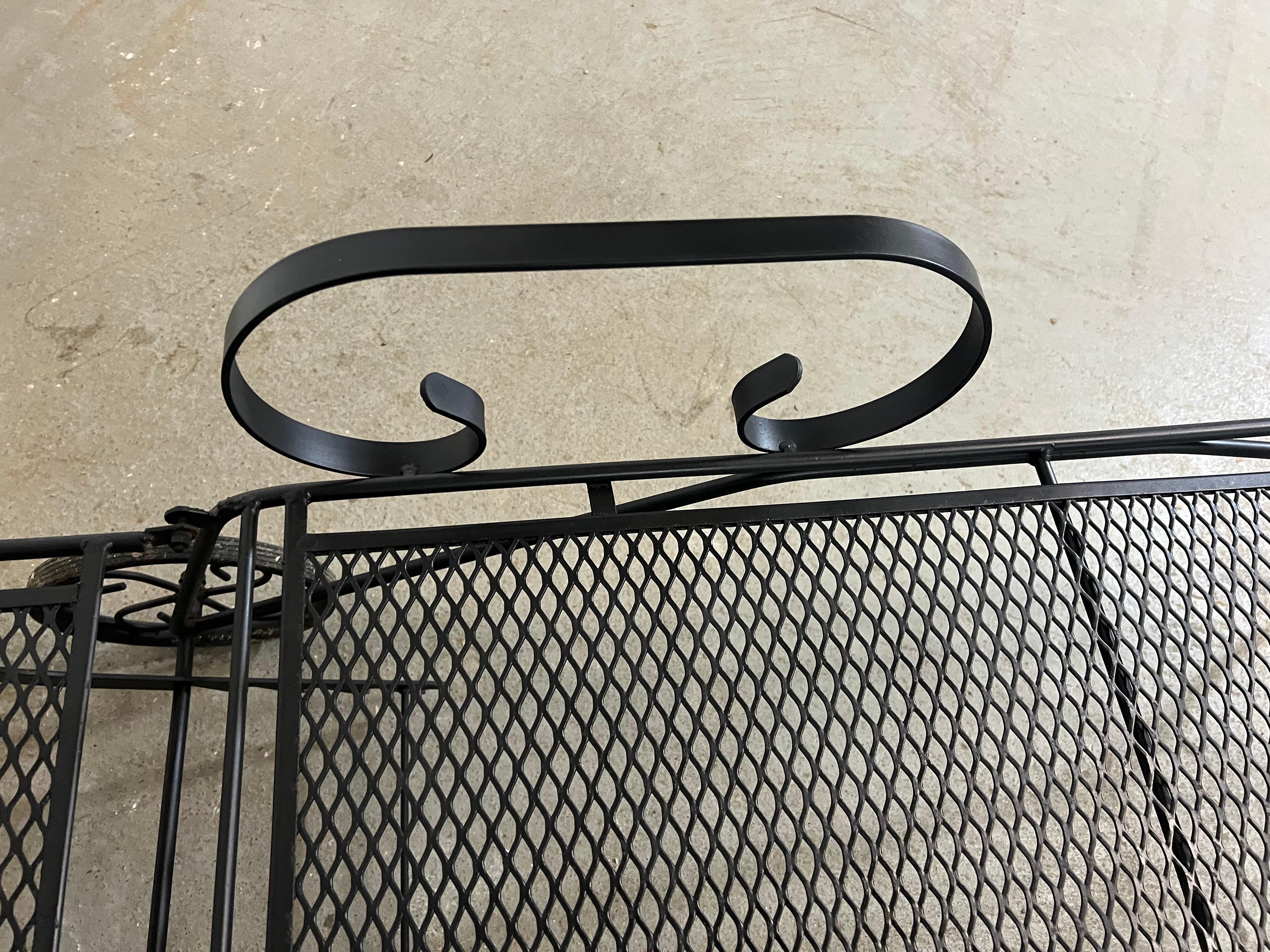 Salterini Style Outdoor Iron Chaise Lounge Chair  In Good Condition For Sale In Wilmington, DE