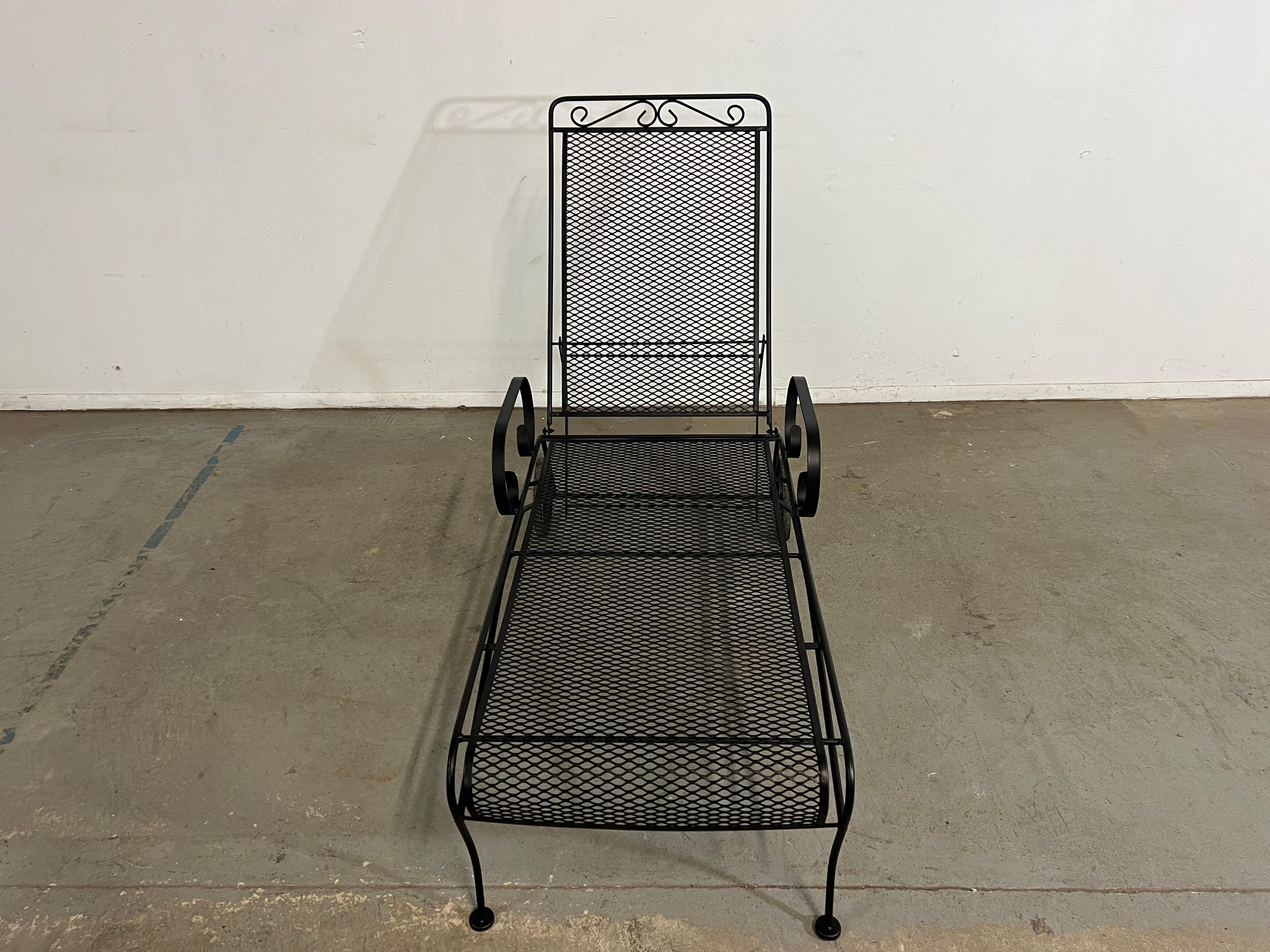 Métal Salterini Style Chaise longue en fer pour l'extérieur  en vente