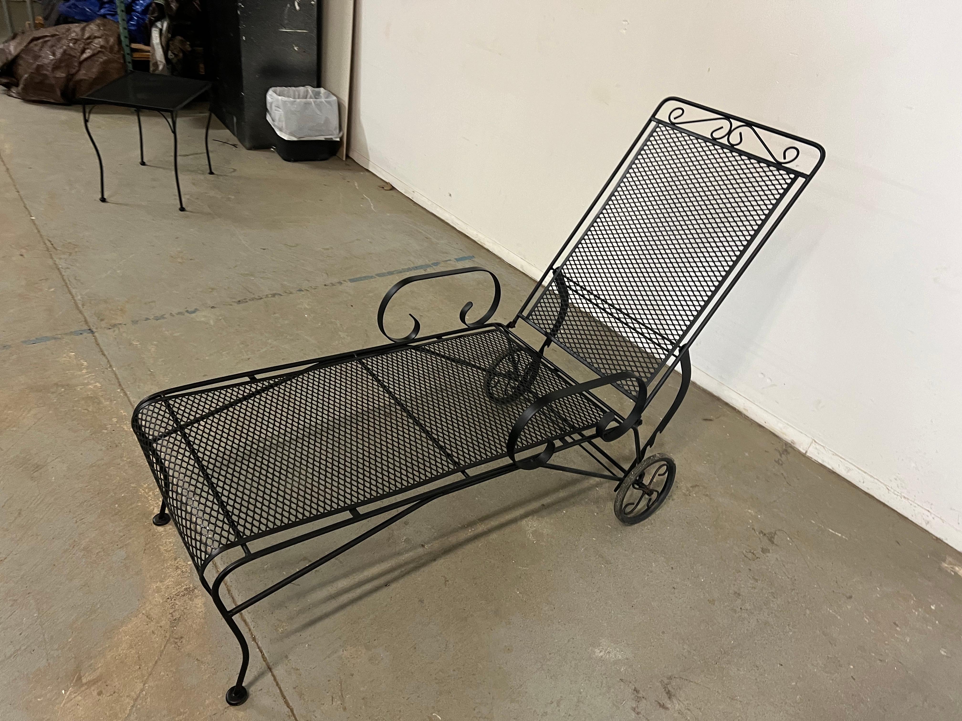 Salterini Style Outdoor Iron Chaise Lounge Chair  For Sale 1