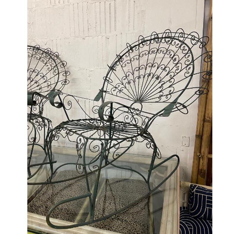 Ein Satz von zwei schmiedeeisernen Pfauen-Gartenstühlen, die Salterini zugeschrieben werden (nicht markiert), haben große Fächerrücken und ein verdrehtes Drahtgestell. Dieser Stuhl im viktorianischen Stil ist mit dekorativen Rollendetails versehen.