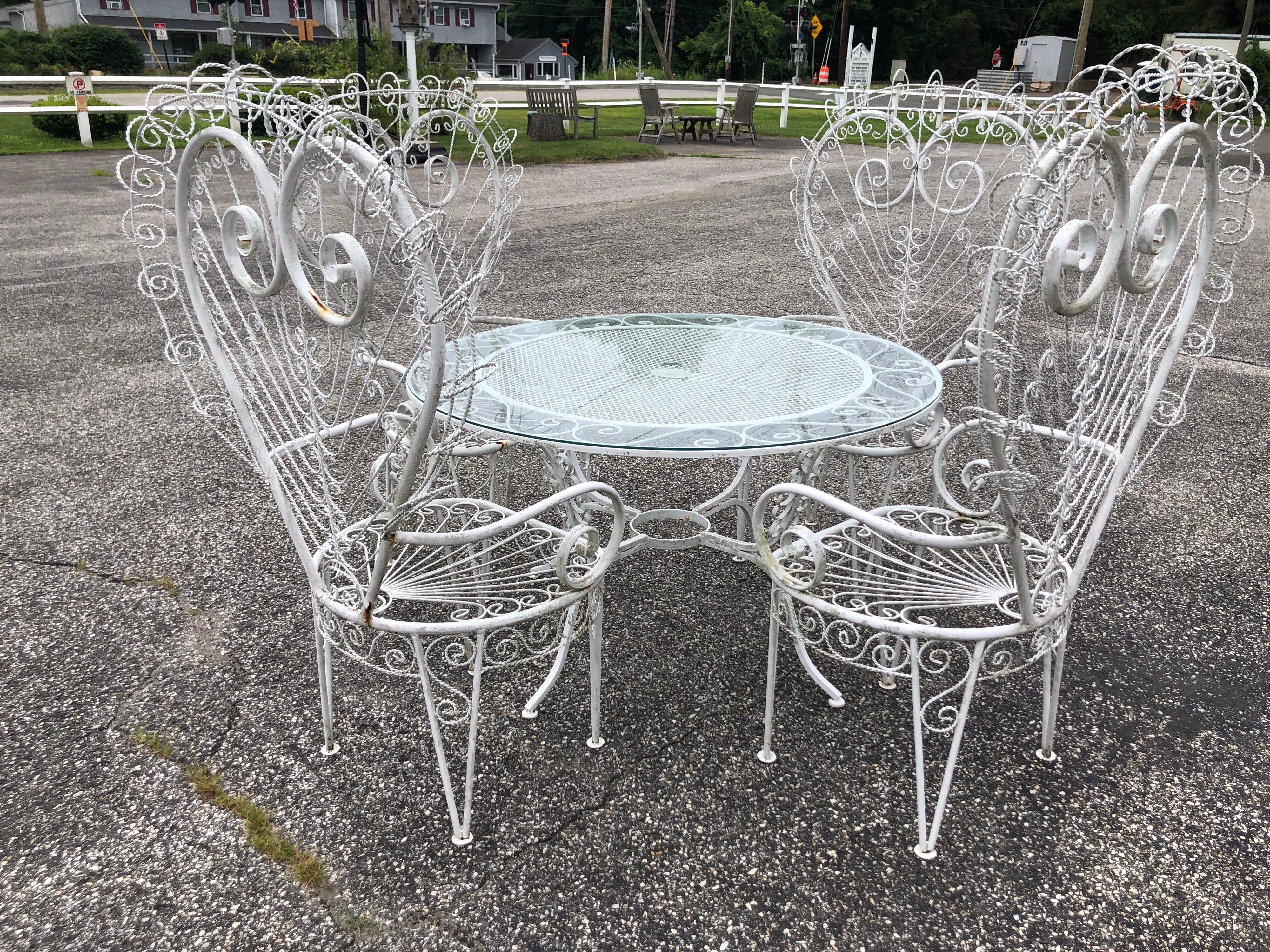 Ensemble de patio paon en fer blanc de style Salterini Bon état - En vente à Redding, CT