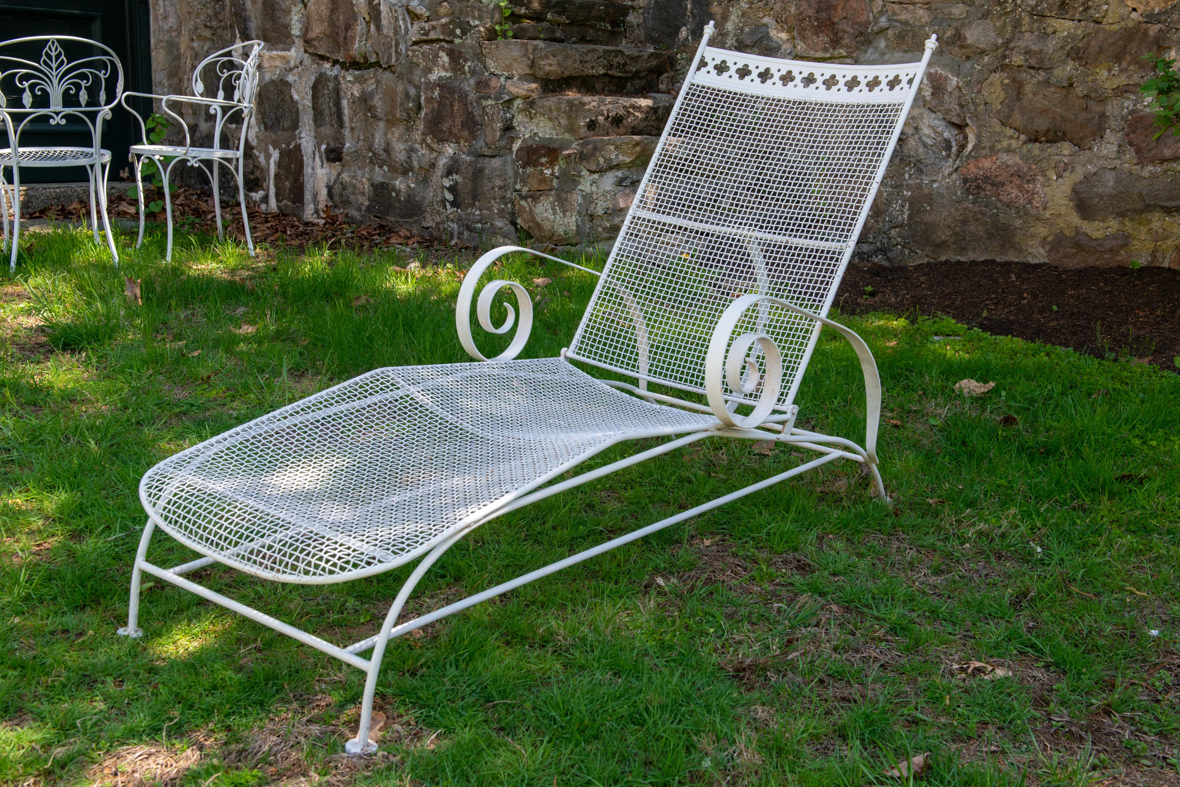 Anglo-indiano Salterini Taj Mahal Chaise Lounge in ferro battuto in vendita