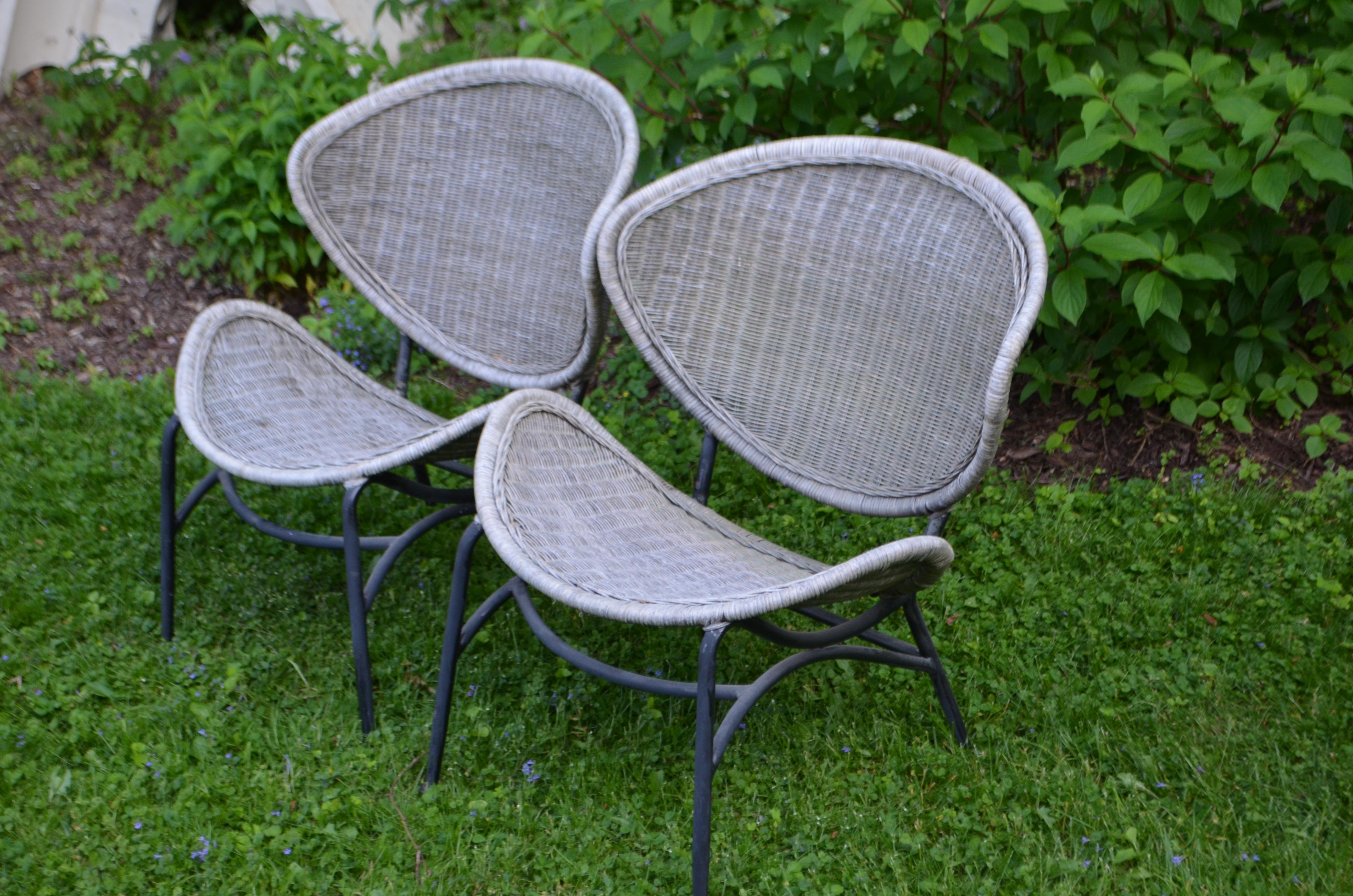 Salterini clamshell chairs in natural wicker with black-painted steel frame. A Classic pair. Very good condition. Great for your mid-century style design, patio or porch. Beach house, woodland cabin, seaside cottage. Style and comfort combined.