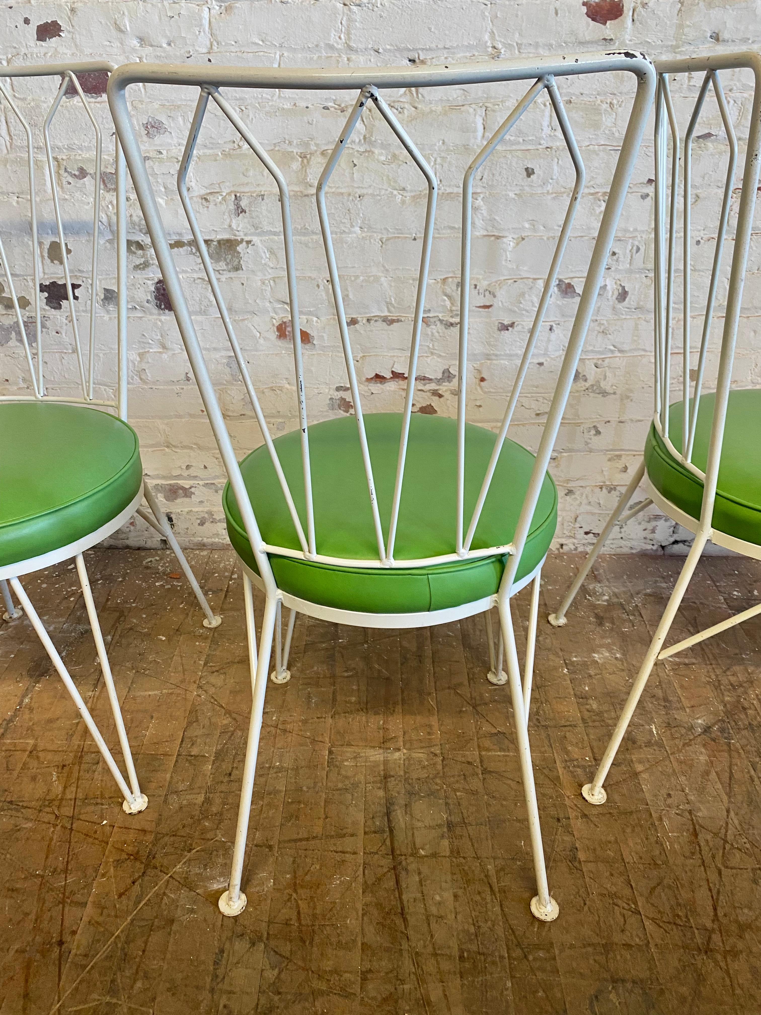 Superbe ensemble de 4 chaises de salle à manger en fer forgé fabriquées par Antarenni Industries, une filiale de Woodard. Un design étonnant, une qualité et une construction supérieures. Conserve les sièges en naugahyde d'origine. Extrêmement