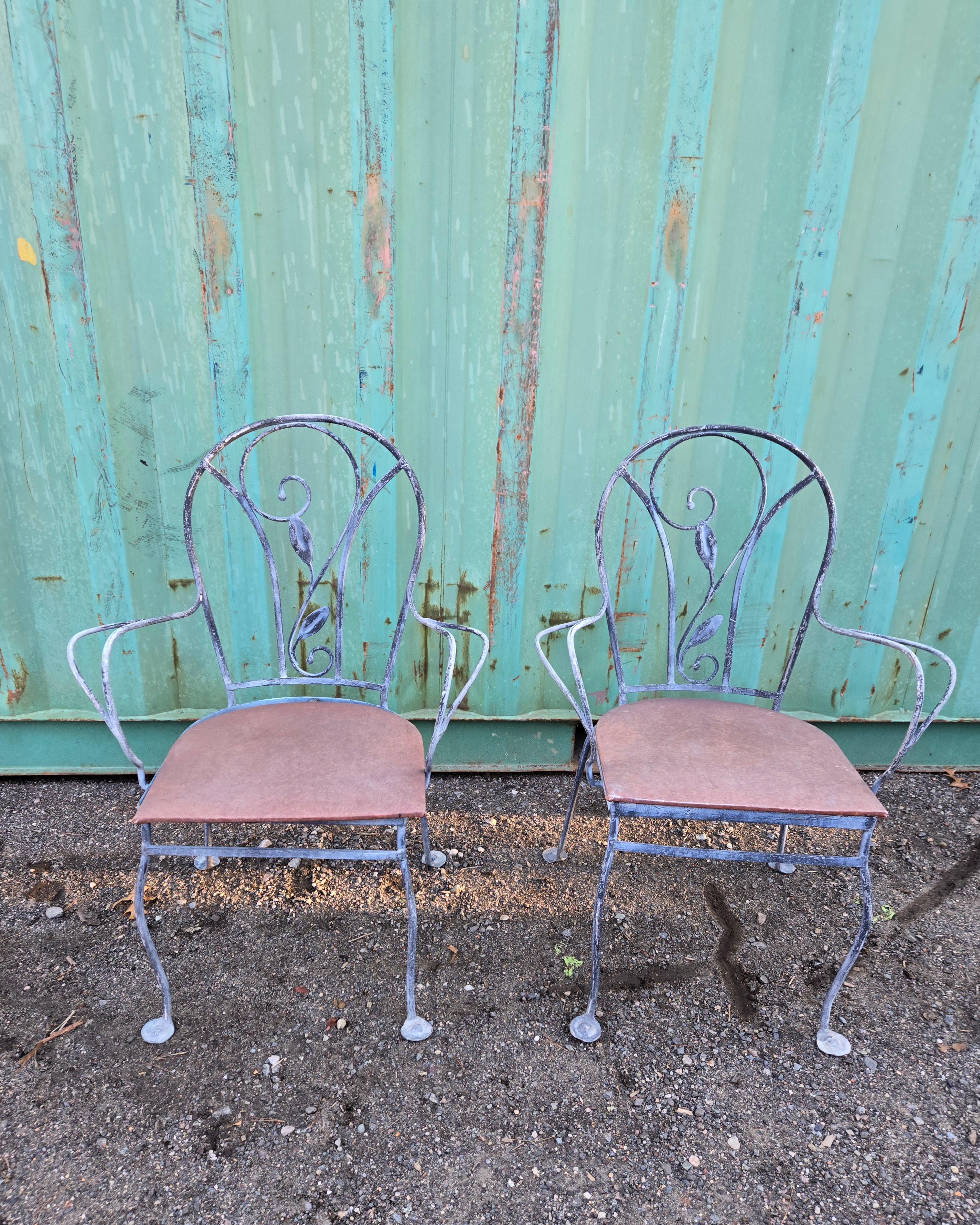 Une Paire de Chaises de Patio Vintage en Fer Forgé par Salterini sont disponibles maintenant et prêtes à être expédiées. Très désirable, le motif Laurel Leaf (feuille de laurier). Un complément parfait pour tout patio, terrasse ou jardin.