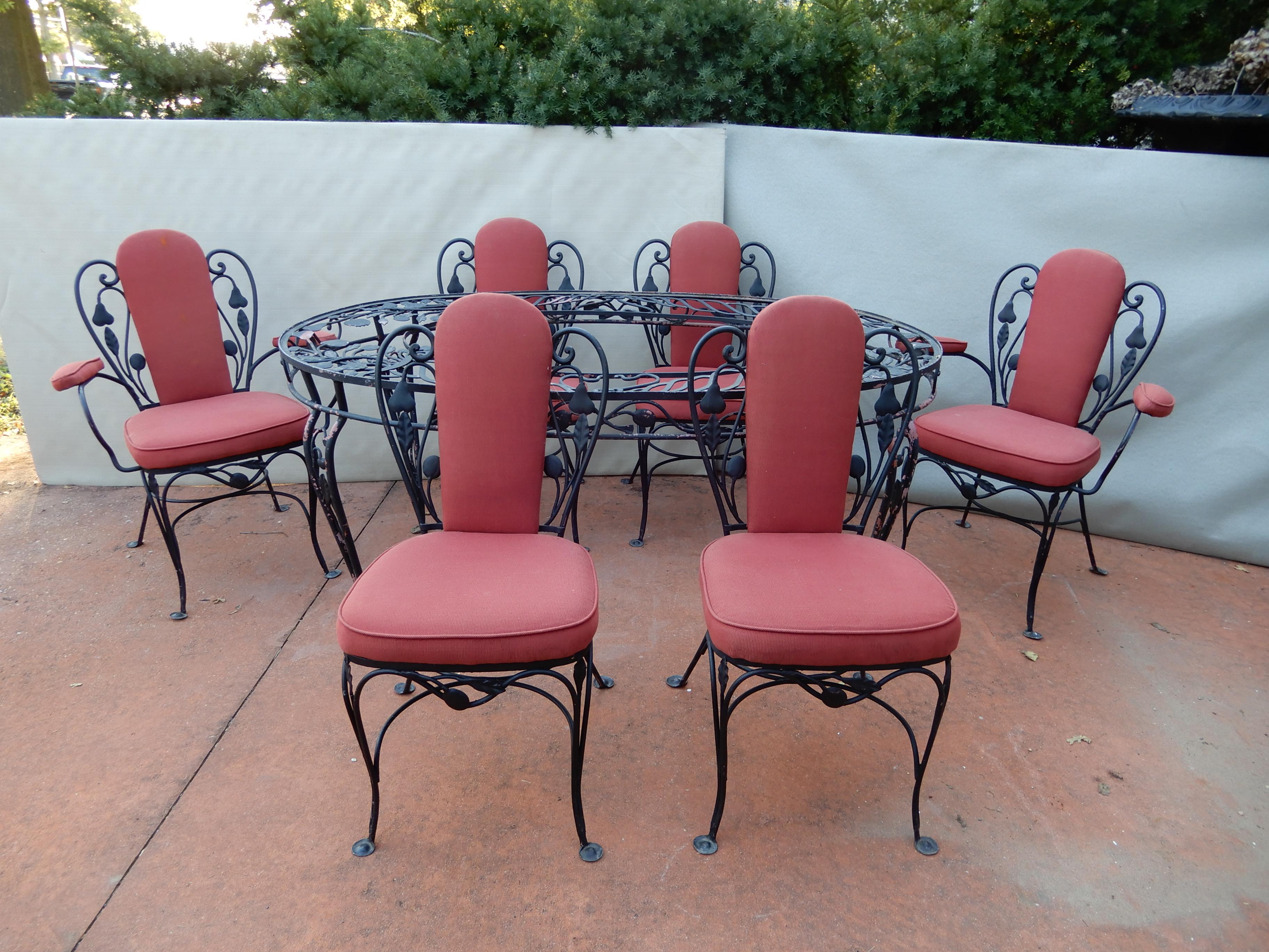 A Salterini wrought iron dining set in the most desirable Della Robbia pattern. This pattern was so successful with its carved fruit, leaves, and grapes that Salterini decided that he also wanted to promote his patio furniture for indoor use as