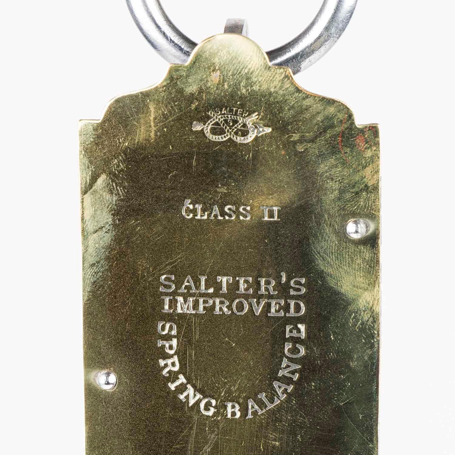 Une balance à ressort améliorée de Salter par George Salter & Co.

Poids à vide : 100 lbs.



George Salter & Co :
Fondée en 1760 par Richard et William Salter, des fabricants de ressorts, elle a commencé à fabriquer des 