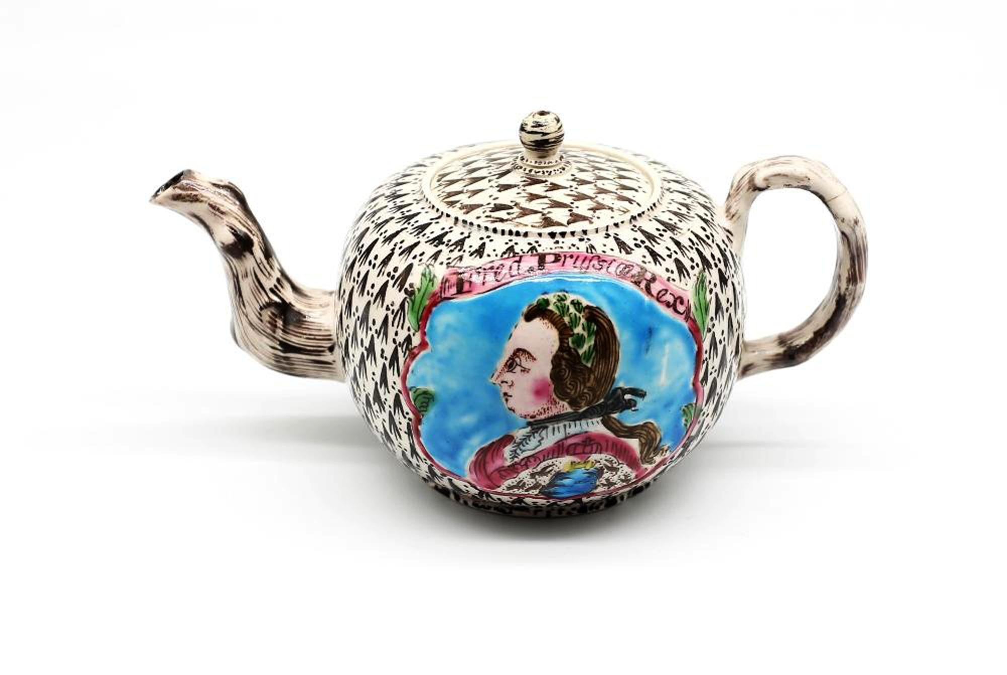 Tetera de esmalte salino con retrato de Federico el Grande de Prusia y el águila prusiana,
Alrededor de 1760

La tetera con fondo de armiño tiene un retrato esmaltado de Federico el Grande en una cara y el águila prusiana en la otra.


3 1/2