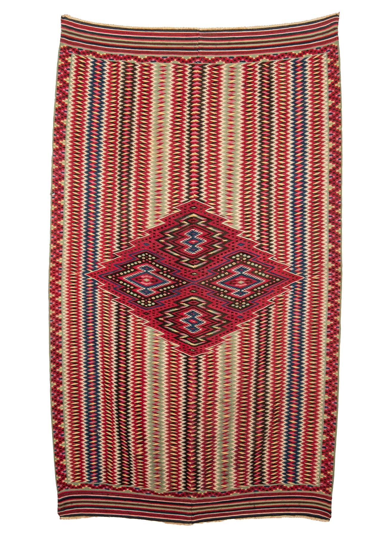 Le serape de Saltillo est un type de couverture mexicaine originaire de Saltillo, une ville située dans l'État de Coahuila, au nord du pays. Il est généralement fabriqué en laine et présente des couleurs vives et des motifs complexes, incorporant