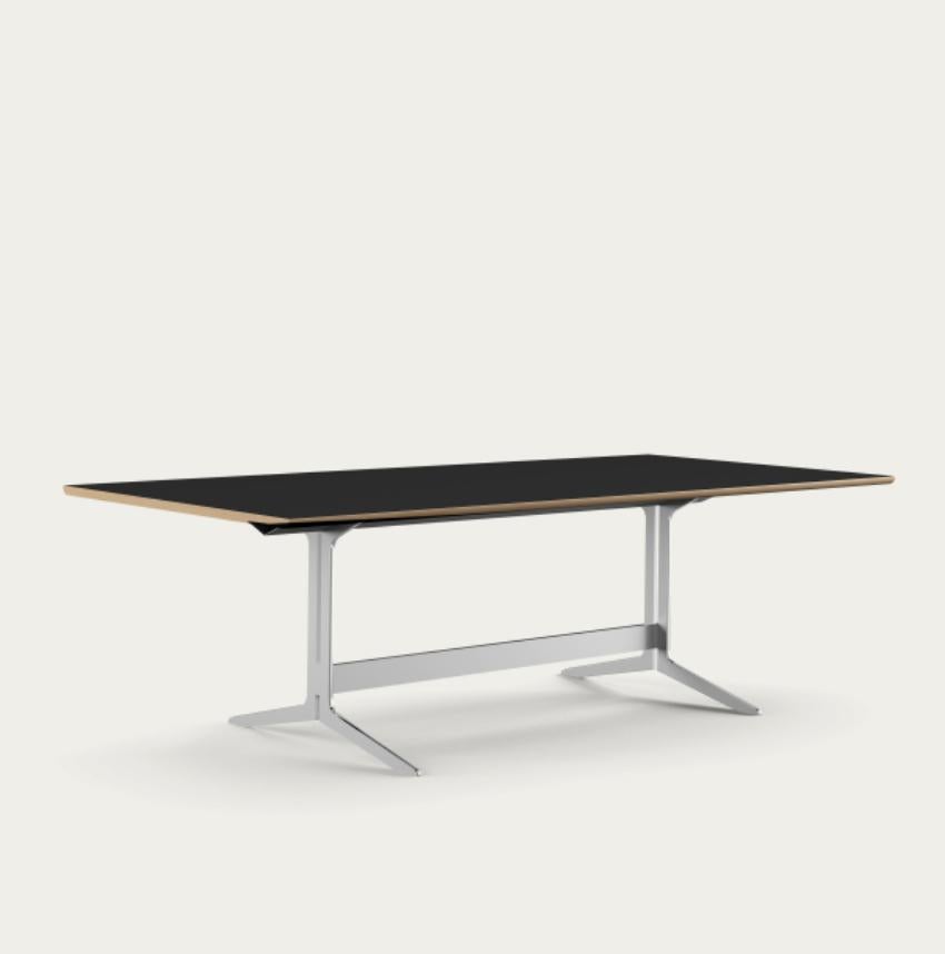 Tavolo Councill di Salto e Sigsgaard Piano del tavolo rettangolare: Linoleum nero + bordi massicci: Oak Clear Oil For One Collectional 

Il duo di designer Salto & Sigsgaard aveva in mente l'offerta vincente della Trusteeship Council Chamber quando