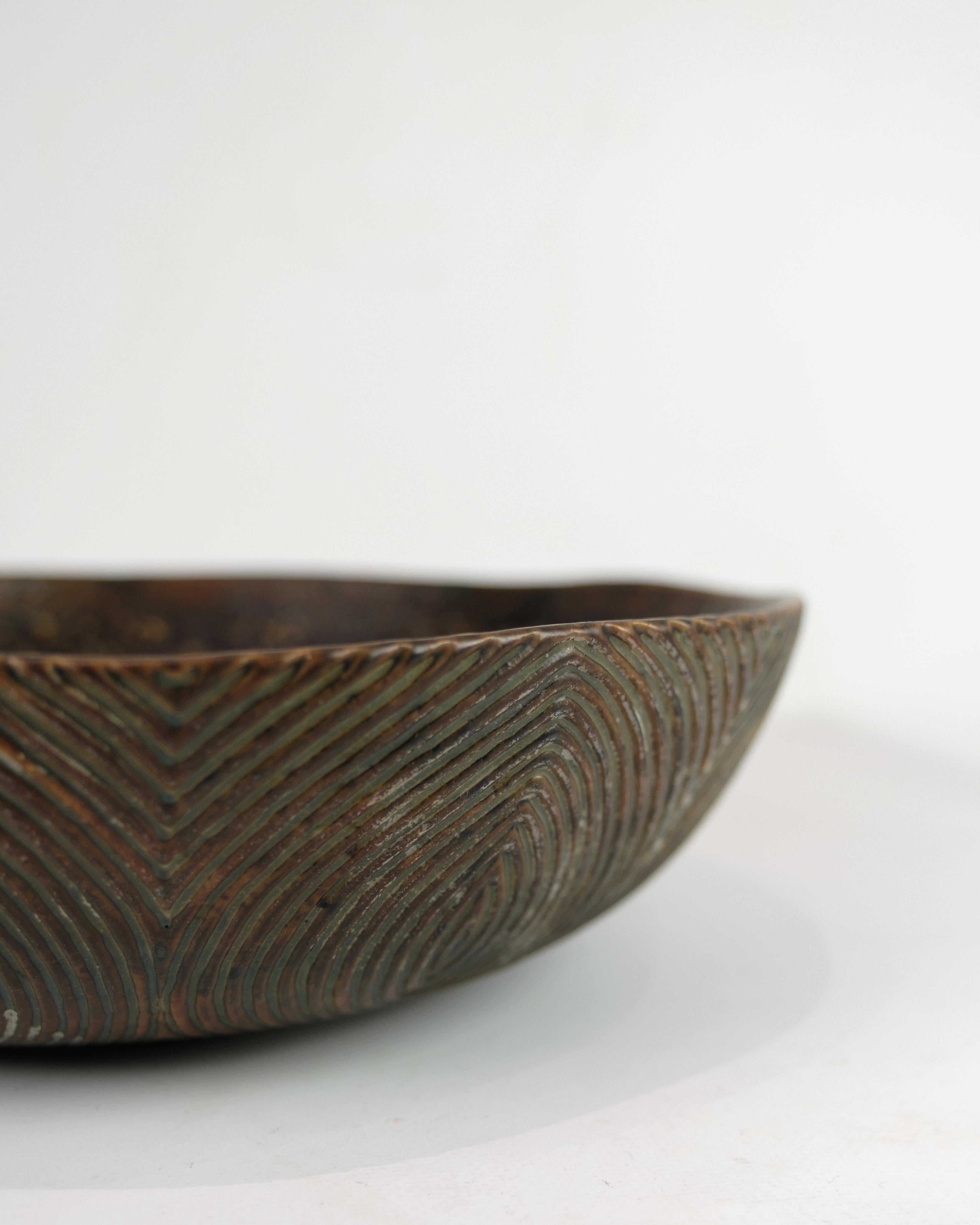 Schale Nr. 20722 aus Steingut, mit gesungener Glasur von Axel Salto für Royal Copenhagen. Organische Form mit lebendiger Oberfläche und tiefer Glasur, charakteristisch für den Stil von Salto. Signiert 