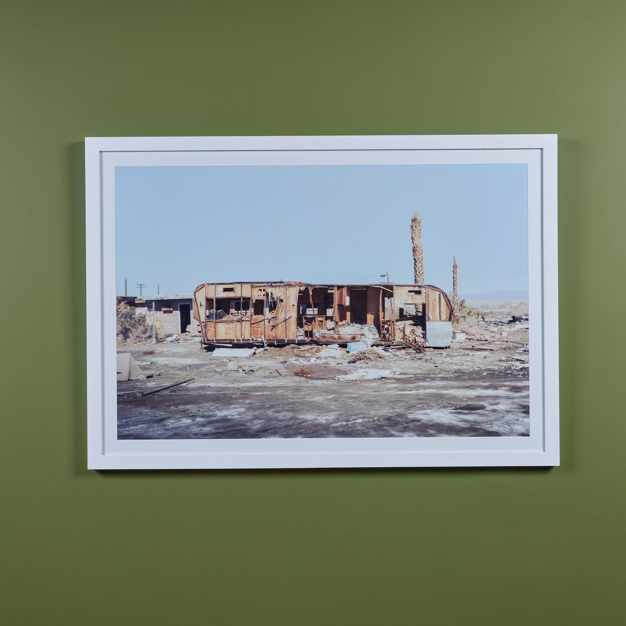 Tirage encadré représentant la plage de Bombay à la mer de Salton par le photographe Steven Clouse, 2018.

Dimensions 
50,5
