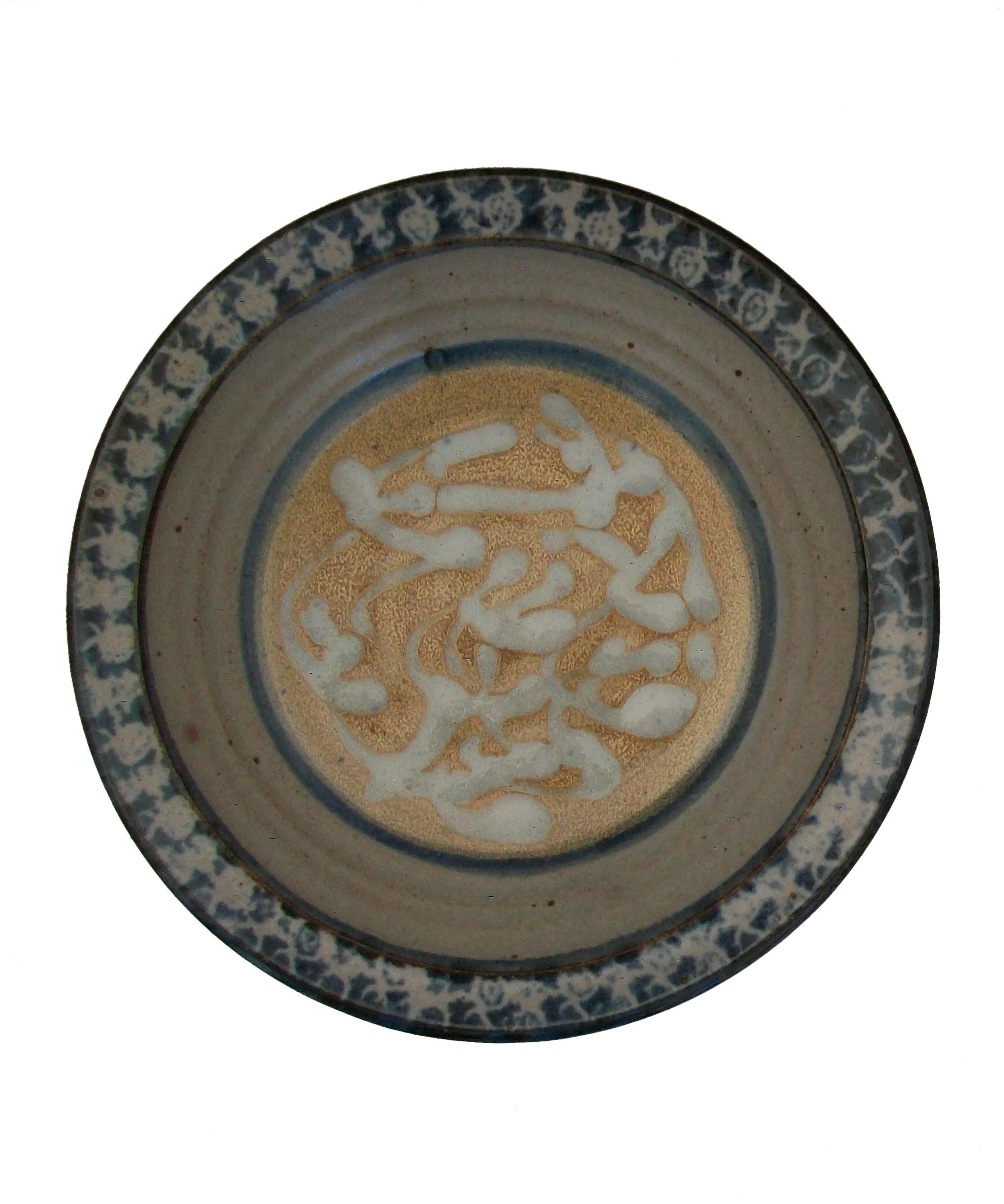 SALTSPRING POTTERY - Bol décoratif vintage en poterie de studio - fait à la main - avec une bordure et un médaillon central peints à la main sur une glaçure grise semi-mate - signé / marque imprimée sur la base - Canada - fin du 20e