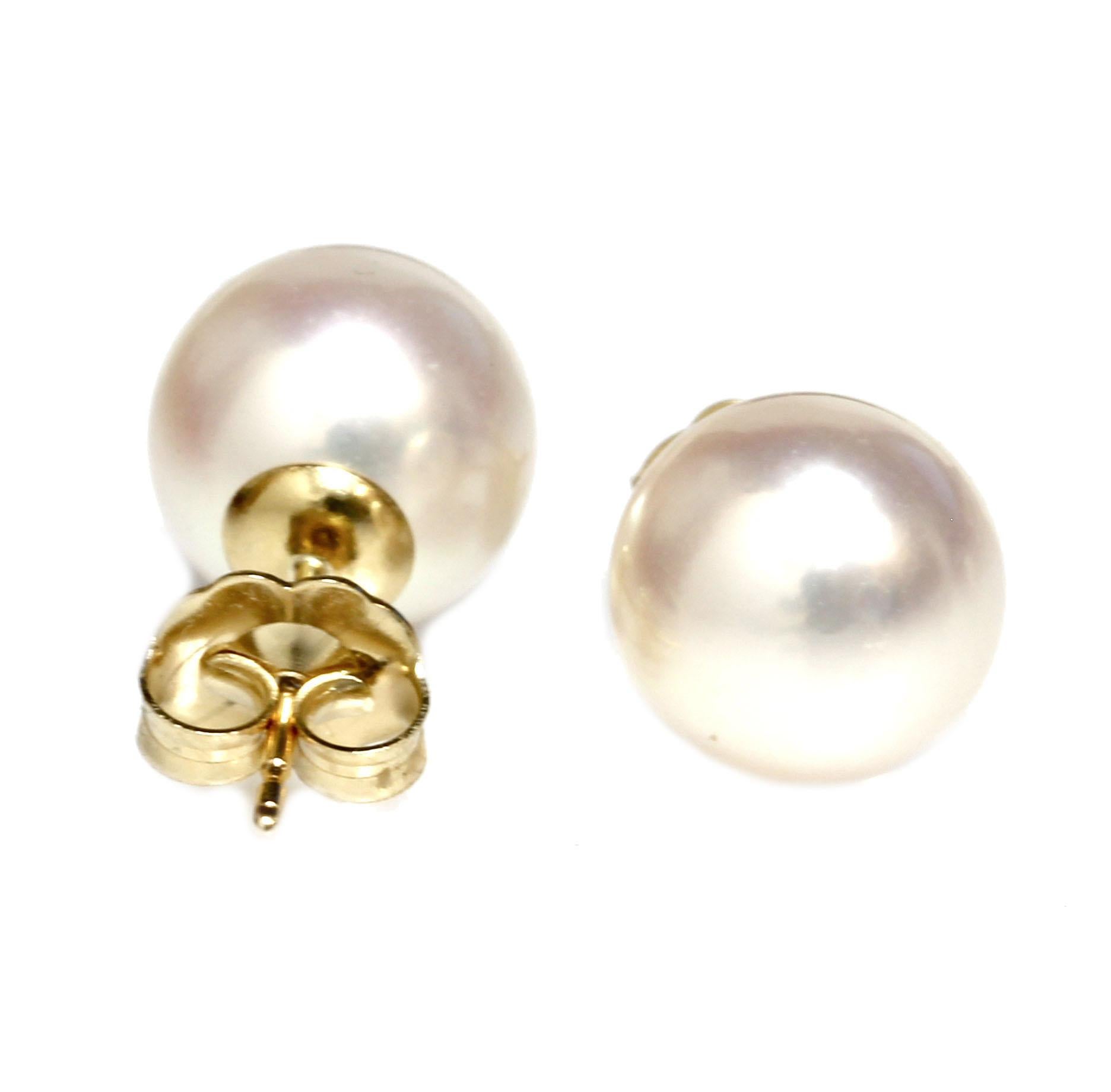Nos boucles d'oreilles classiques en perles d'akoya d'eau salée, d'une taille de 9 - 9,5 mm avec un lustre et une nacre de premier ordre. Leur surface est d'une clarté irréprochable.  Ce sont des perles rondes parfaites de couleur blanche classique