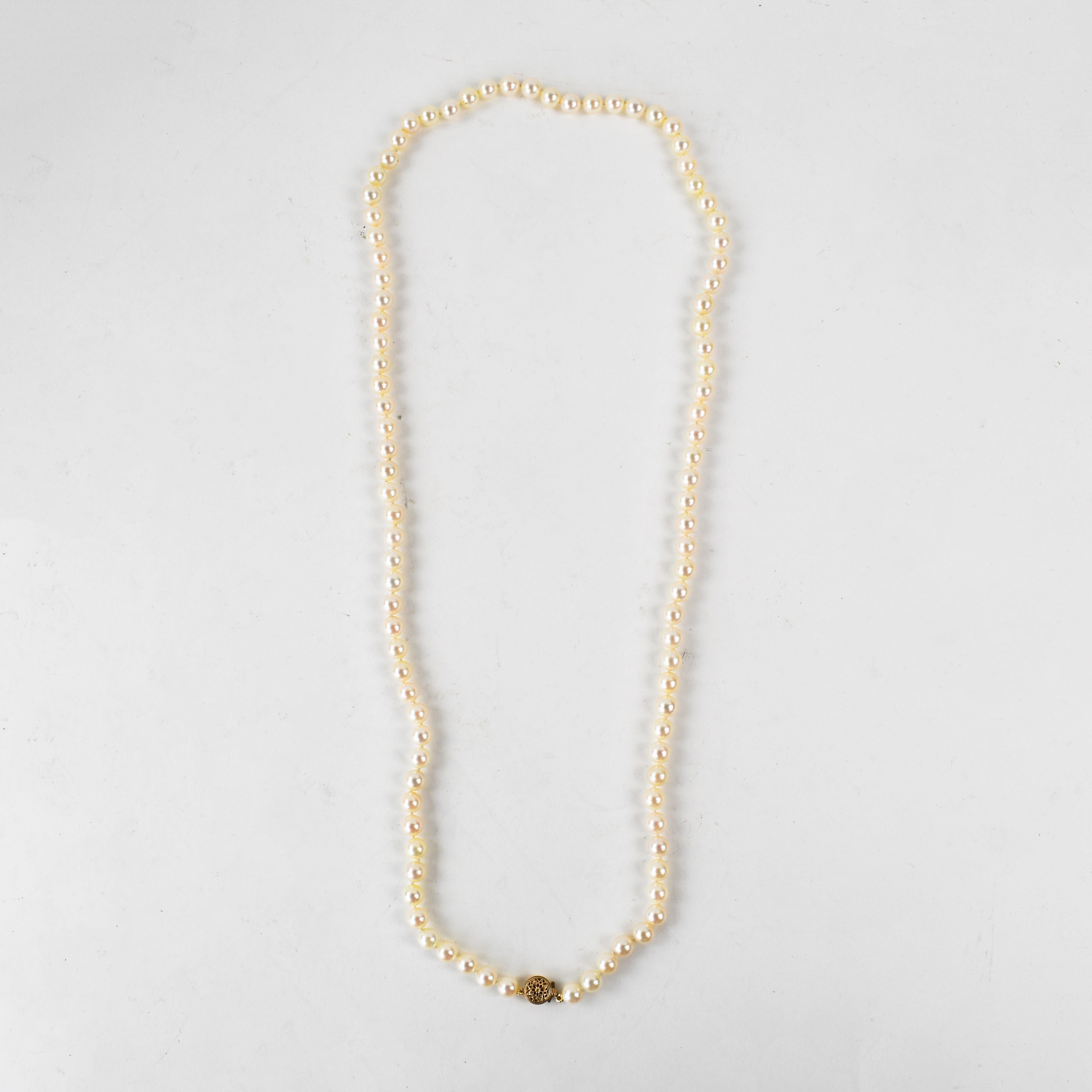 Collar de perlas cultivadas de agua salada.
Cuerpo de color crema con ligeros matices rosados.
Muy buen brillo.
Algunas pequeñas imperfecciones naturales de la superficie.
7 mm de diámetro de media.
El collar mide 29 pulgadas de largo.
Cierre
