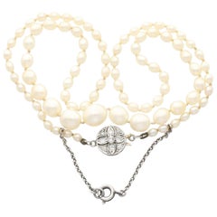 Collier de perles naturelles d'eau salée avec fermoir en or jaune et diamants