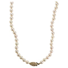 Collier de perles d'eau salée avec fermoir en feuille d'or