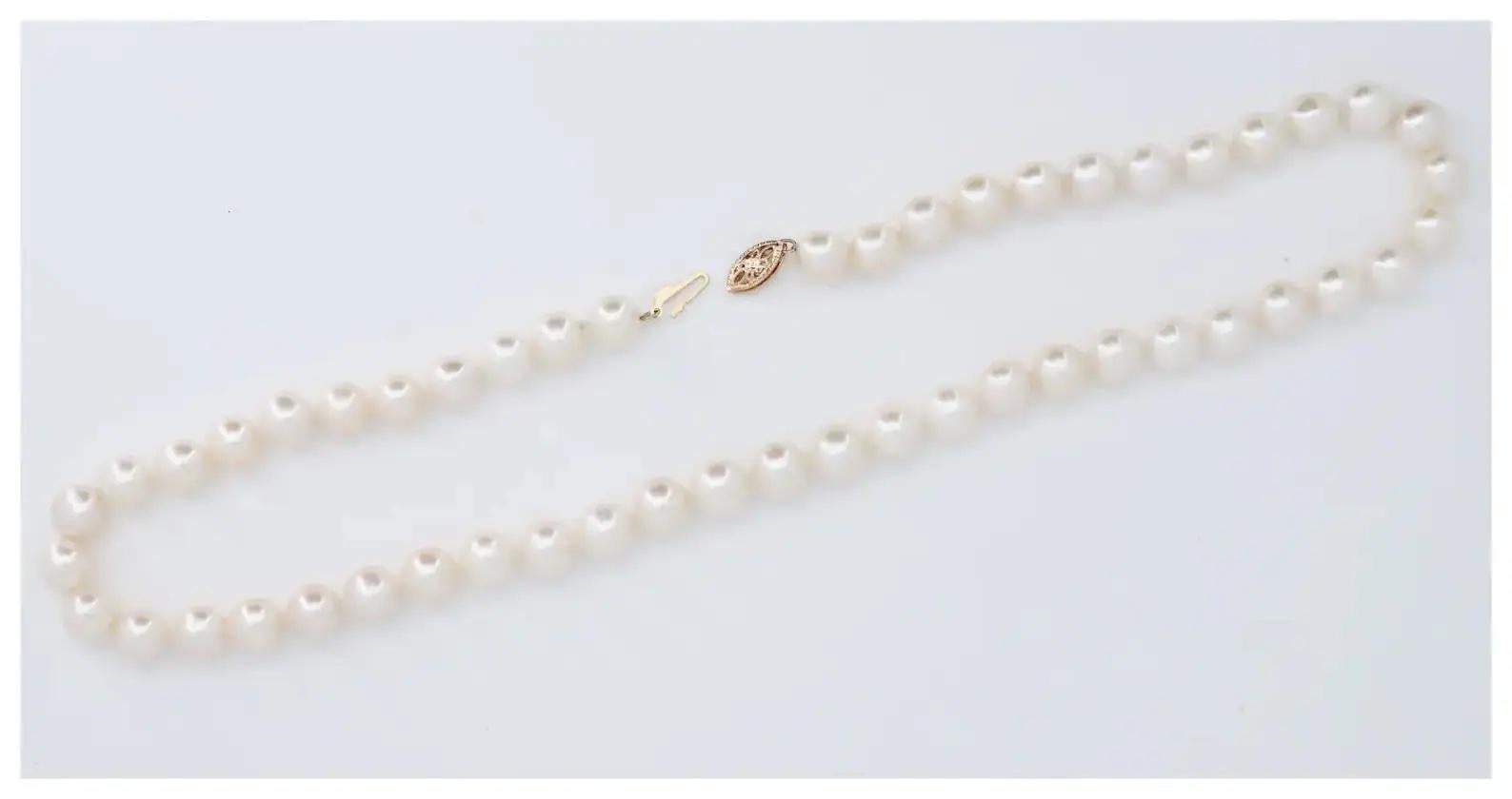 A vintage saltwater south sea pearl necklace strung on knotted white silk.

Featuring well matched 8.5mm South Sea cultured pearls completed by a 14 karat gold filigree clasp.

Hallmarked, and tested as 14 karat gold.

Measurements: 17