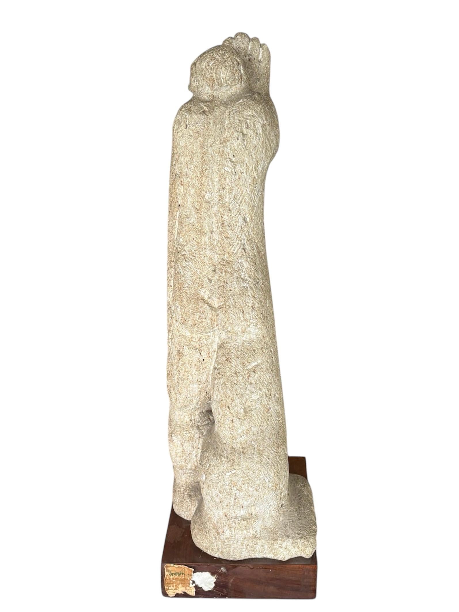 Meravigliosa scultura della metà del XX secolo dello scultore Jacques Trouvé, raramente reperibile sul mercato. Scolpita in pietra francese nel 1972, è alta ben 70 cm e poggia su una base originale in legno duro. Venduta l'ultima volta nel 1985 da
