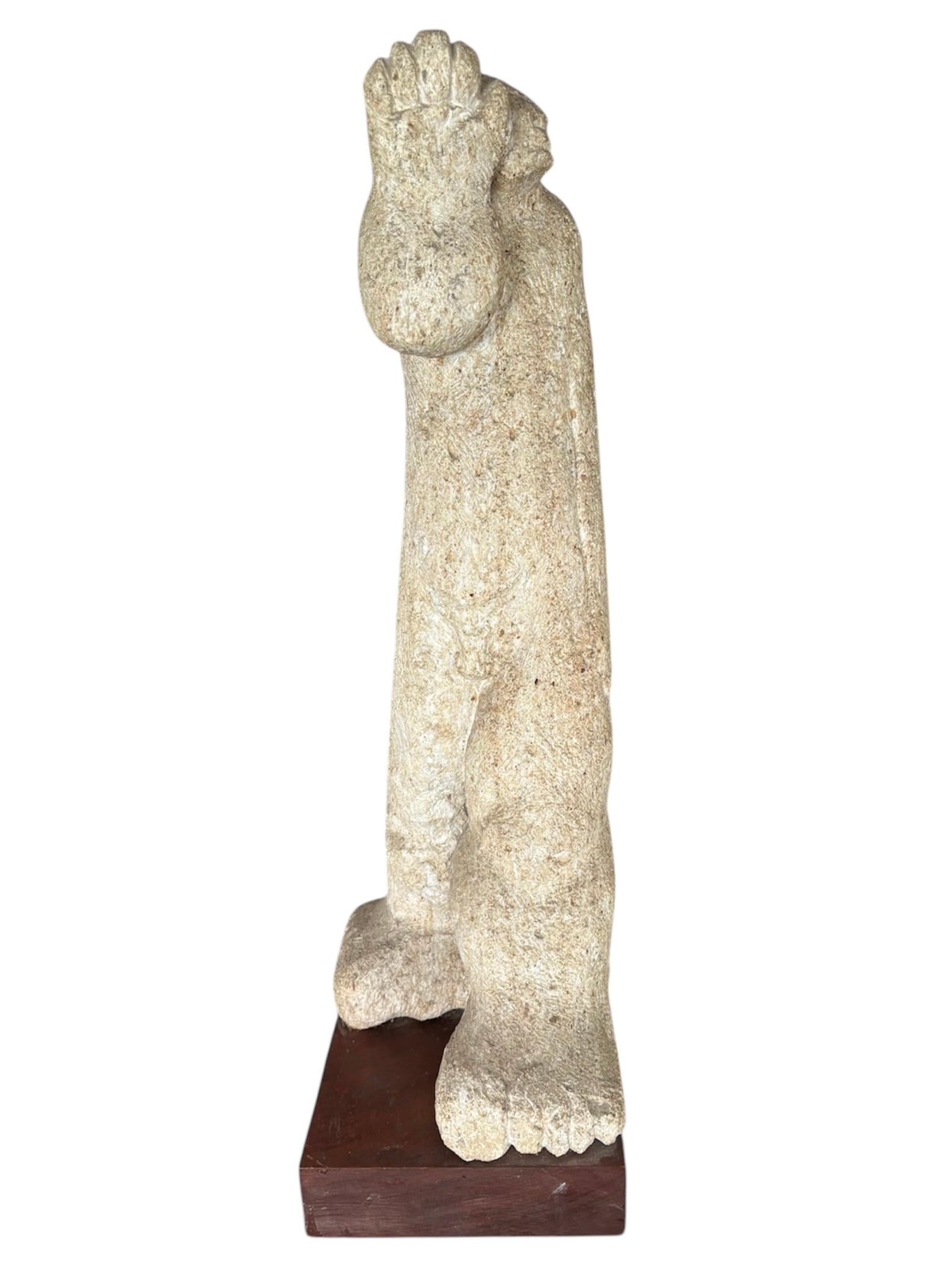 Intagliato 'Salut', scultura in pietra di Jacques Trouvé, Francia, 1972 in vendita