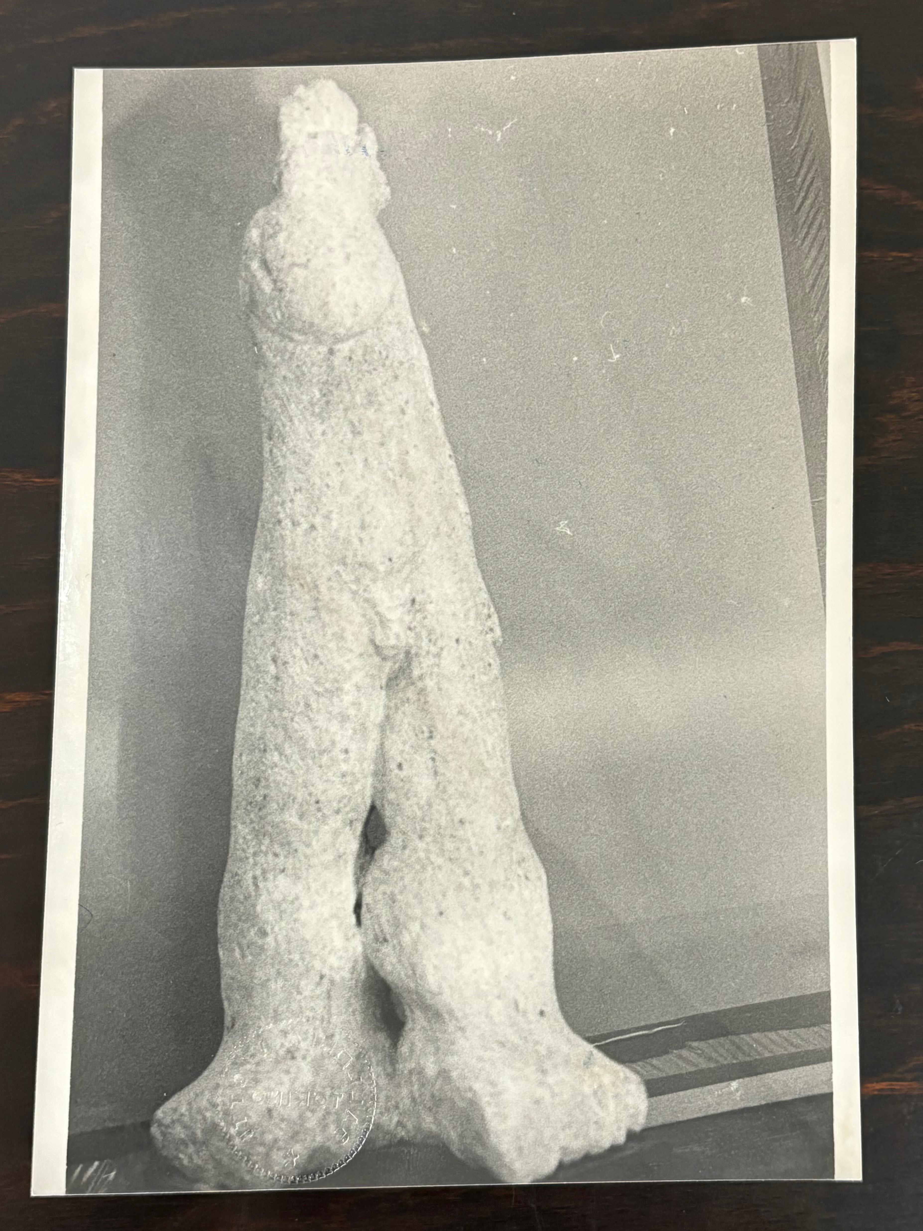 XX secolo 'Salut', scultura in pietra di Jacques Trouvé, Francia, 1972 in vendita