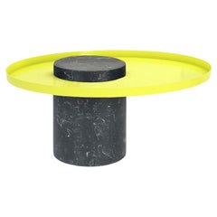 Salute Tisch, schwarzer Marmor, Säulentablett, gelbes Tablett von La Chance