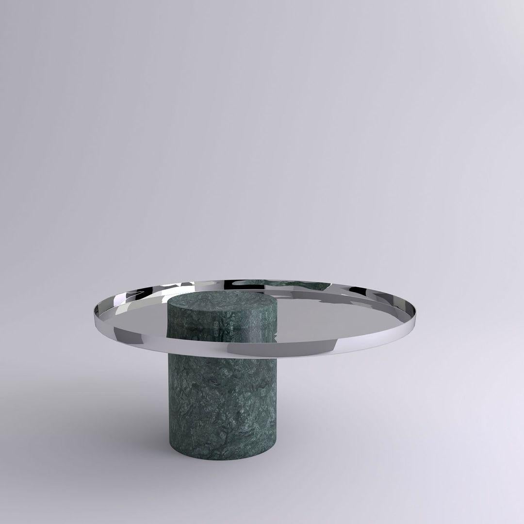 Salute ist eine Tischfamilie, bei der Marmor und Metall kombiniert werden, um eine hohe visuelle Wirkung zu erzielen. Als Beistelltisch ist Salute mit seinen klaren Linien und seiner starken Persönlichkeit der perfekte Begleiter zu Ihrem kultigen