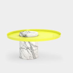 Plateau colonne jaune Salute table en marbre blanc par La Chance
