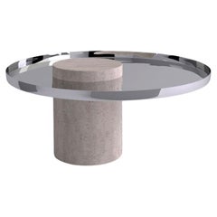 Table Salute avec colonne en travertin blanc et plateau en acier poli par La Chance