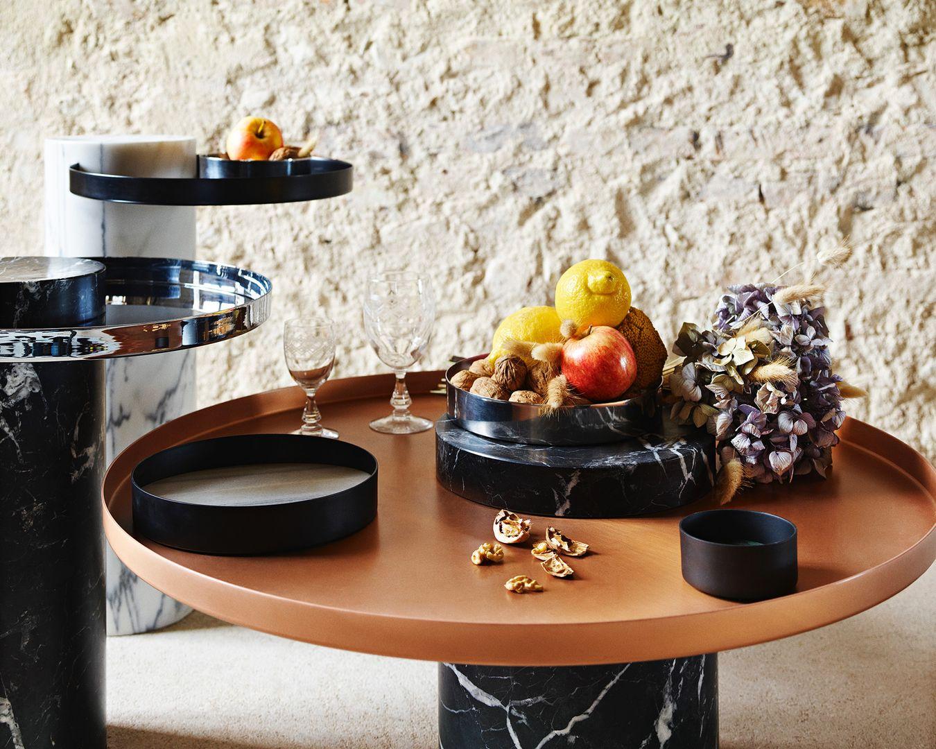 Salute ist eine Tischfamilie, bei der Marmor und Metall kombiniert werden, um eine hohe visuelle Wirkung zu erzielen. Als Beistelltisch ist Salute mit seinen klaren Linien und seiner starken Persönlichkeit der perfekte Begleiter zu Ihrem kultigen