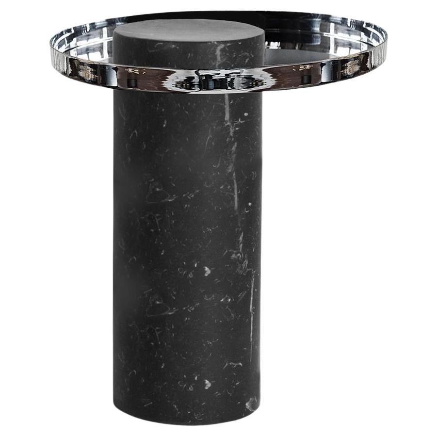 Salute Tisch, Säulentisch aus schwarzem Marmor, Tablett aus poliertem Stahl von La Chance