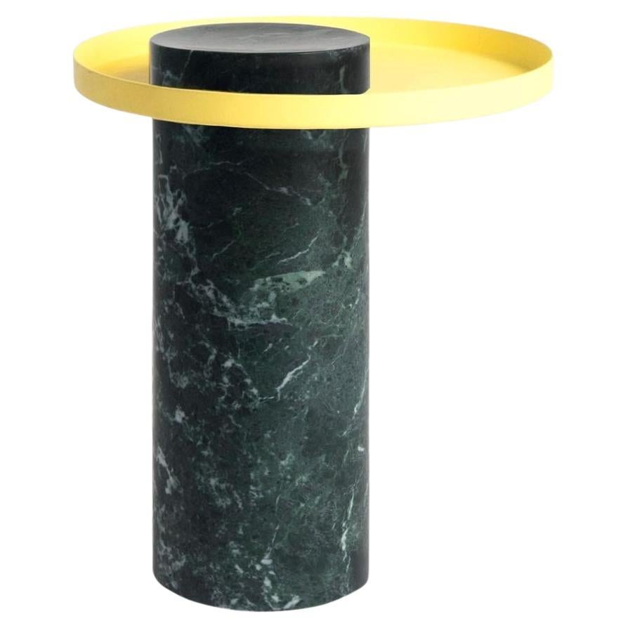 Salute Tisch 46hcm, Säulentisch aus grünem Marmor, gelbes Tablett von La Chance