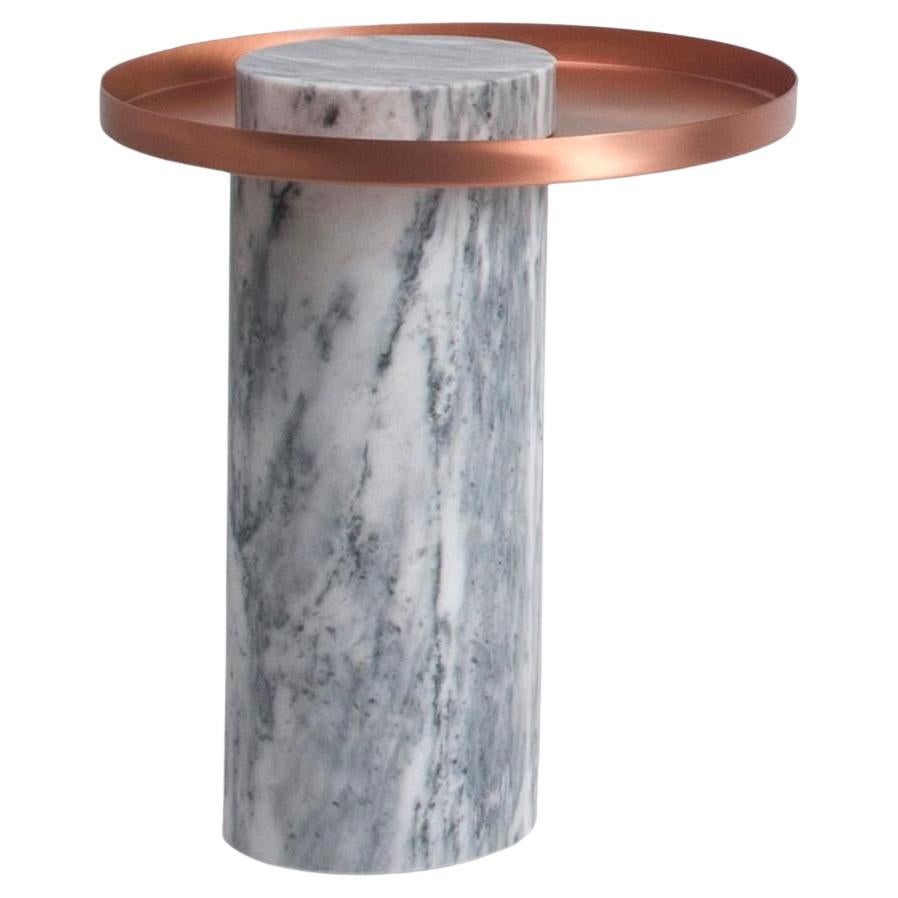 Salute Tisch 46hcm, weißer Marmor, Säulentablett, Kupfertablett von La Chance im Angebot