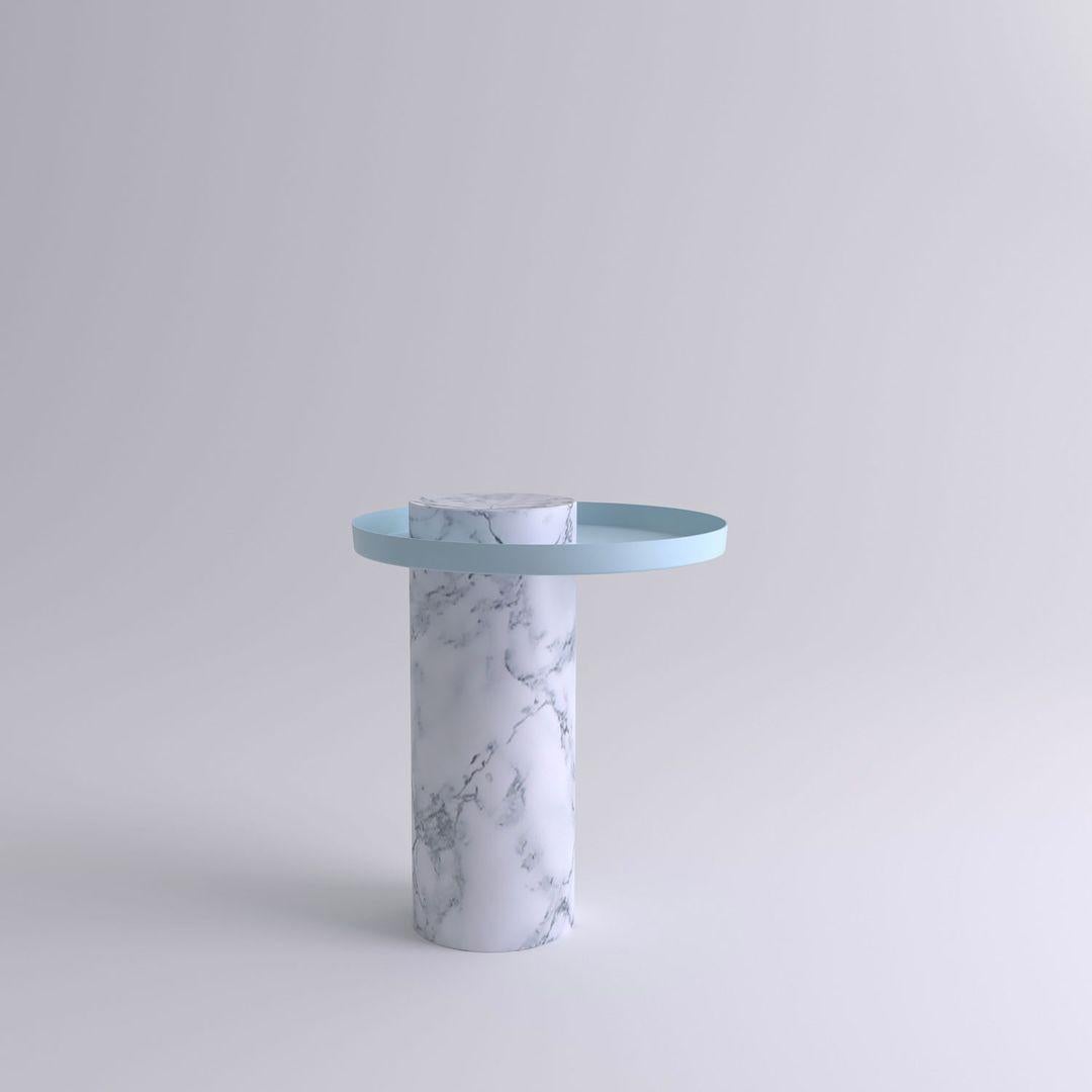 Salute Tisch Weißer Marmor Säulentisch Hellblaues Tablett von La Chance im Angebot
