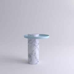 Salute Tisch Weißer Marmor Säulentisch Hellblaues Tablett von La Chance