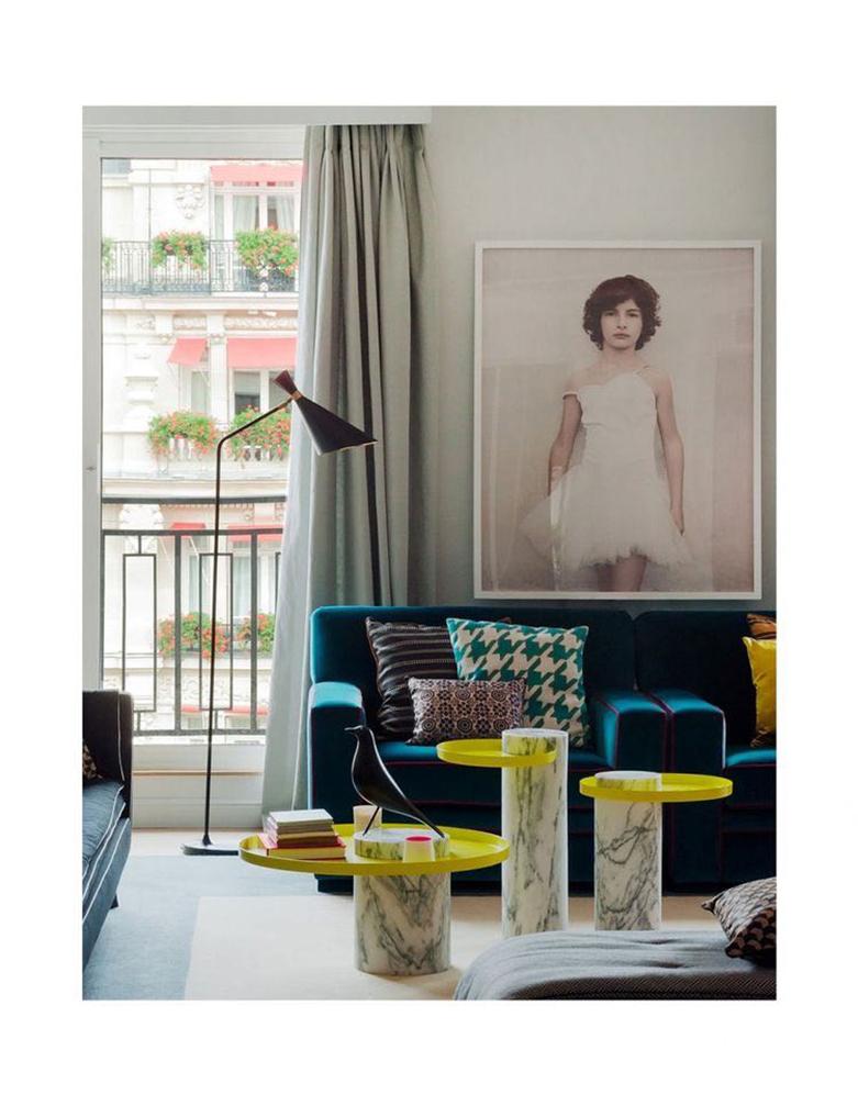 Salute Tisch 46hcm, weißer Marmor, Säulentablett, gelbes Tablett von La Chance (Französisch) im Angebot