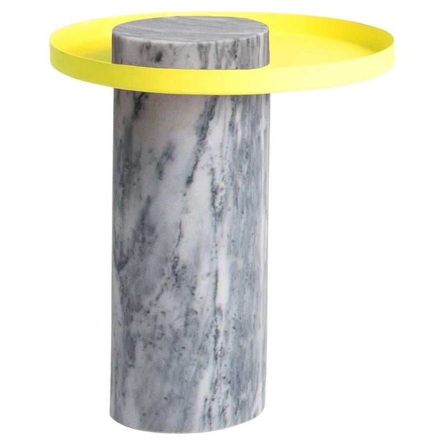 Salute Tisch 46hcm, weißer Marmor, Säulentablett, gelbes Tablett von La Chance im Angebot
